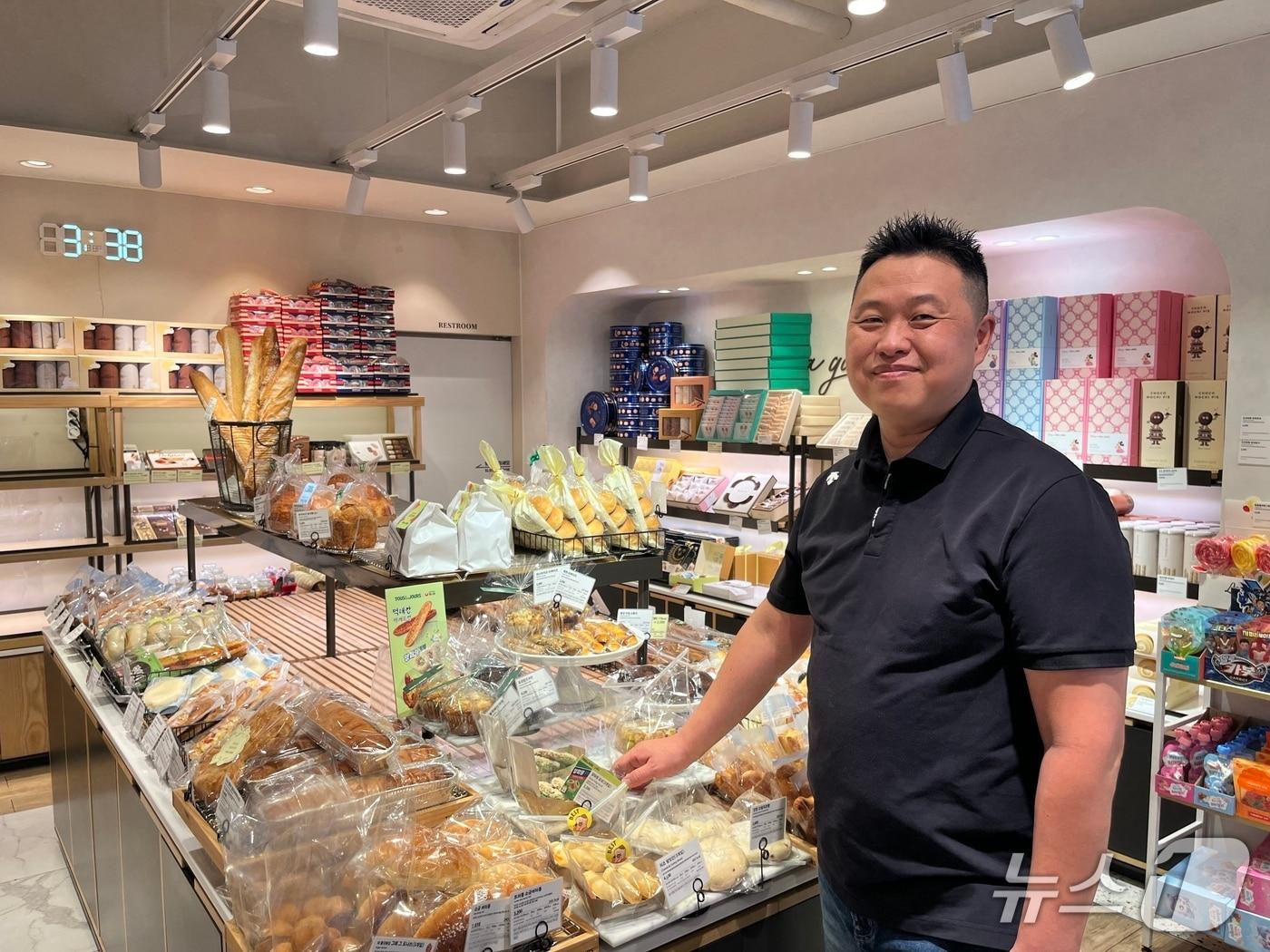 본문 이미지 - 충북 영동군에서 12년째 빵 나눔을 실천하고 있는  뚜레쥬르 영동점 김홍욱 대표(영동군 제공. 재판매 및 DB금지) /뉴스1