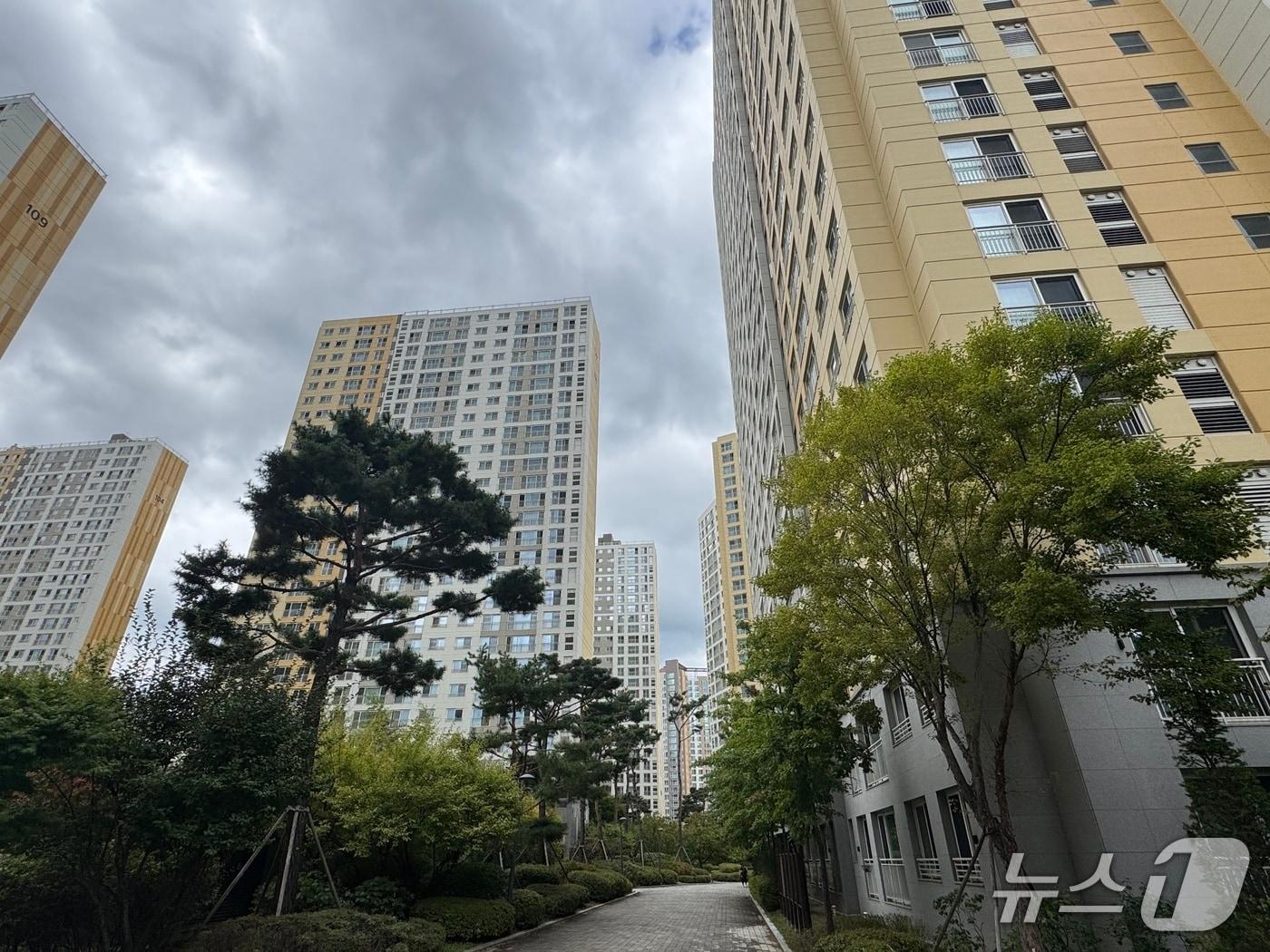 본문 이미지 - 16일 방문한 경기 수원 영통구 &#39;힐스테이트영통아파트&#39;의 전경. 2025.10.16/뉴스1 ⓒ News1 윤주 기자