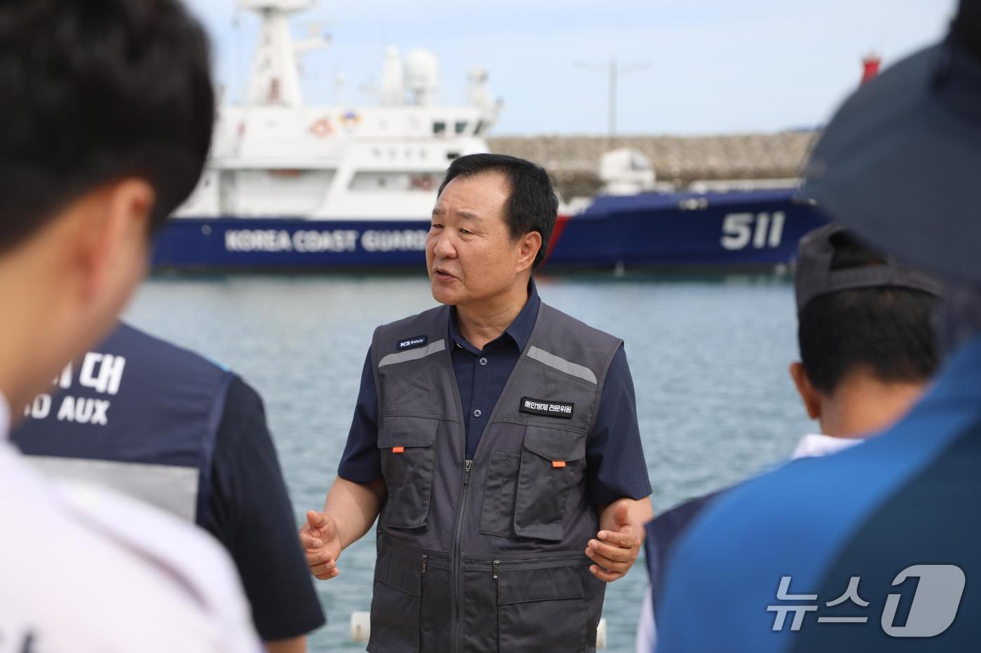 퇴직 해양경찰인 최시영 씨가 방제기술을 교육하고 있다. (보령해경 제공, 재판매 및 DB금지) / 뉴스1 
