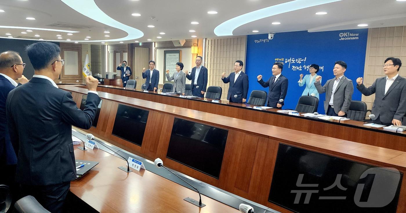 김영록 전라남도지시가 16일 도청 서재필실에서 ‘에너지 미래도시 100일 플랜 점검 회의’를 주재하고 있다.&#40;전남도 제공. 재판매 및 DB금지&#41; 2025.10.16/뉴스1 