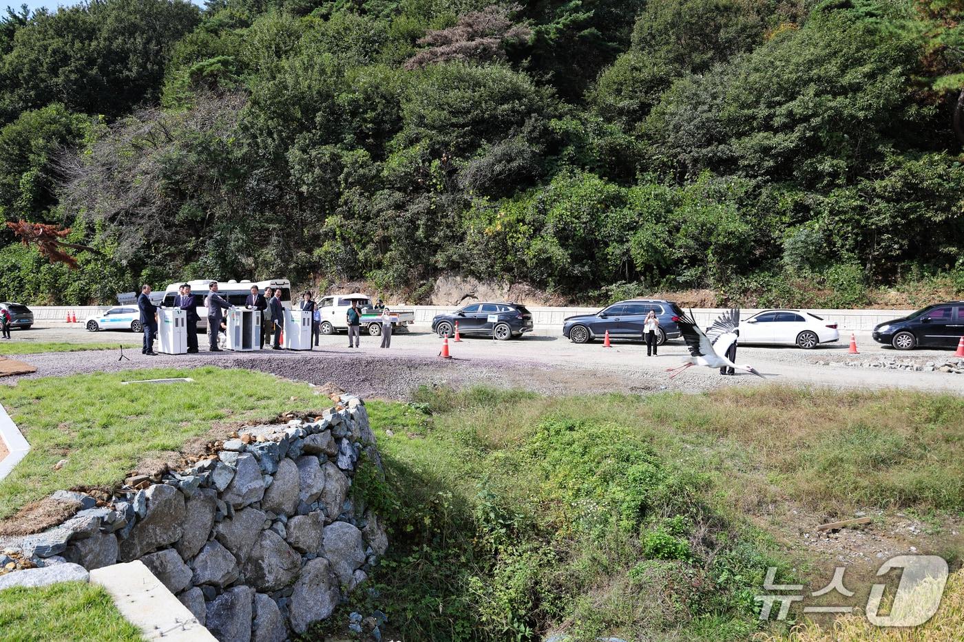 15일 김해시 진영읍에서 열린 김해 화포천 습지 과학관 개관식에서 행사 관계자들이 황사를 방사하고 있다.&#40;김해시 제공. 재판매 및 DB금지&#41;