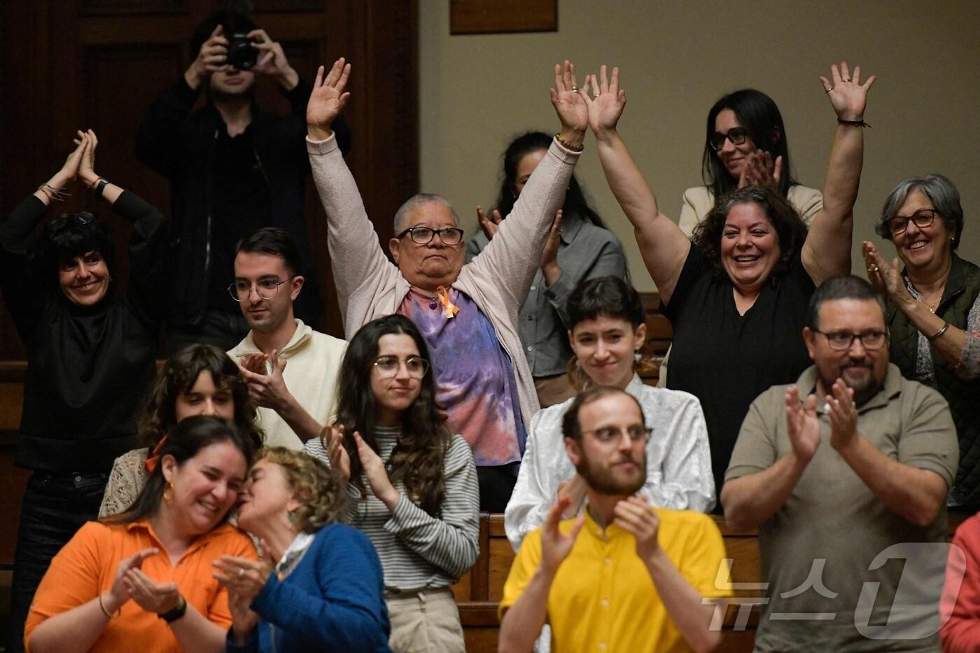 15일(현지시간) 우루과이 의회에서 시민들이 안락사법 통과를 축하하고 있다. 2025.10.16. ⓒ AFP=뉴스1 ⓒNews1 이정환 기자