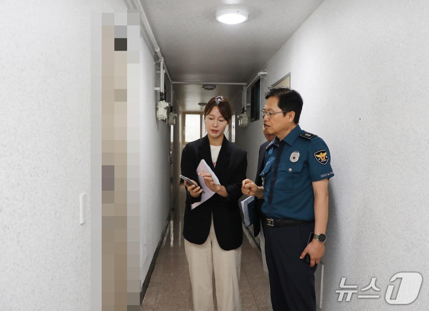 본문 이미지 - 전북경찰청장 피해자 주거지 점검 사진.&#40;전북경찰 제공. 재판매 및 DB금지&#41;