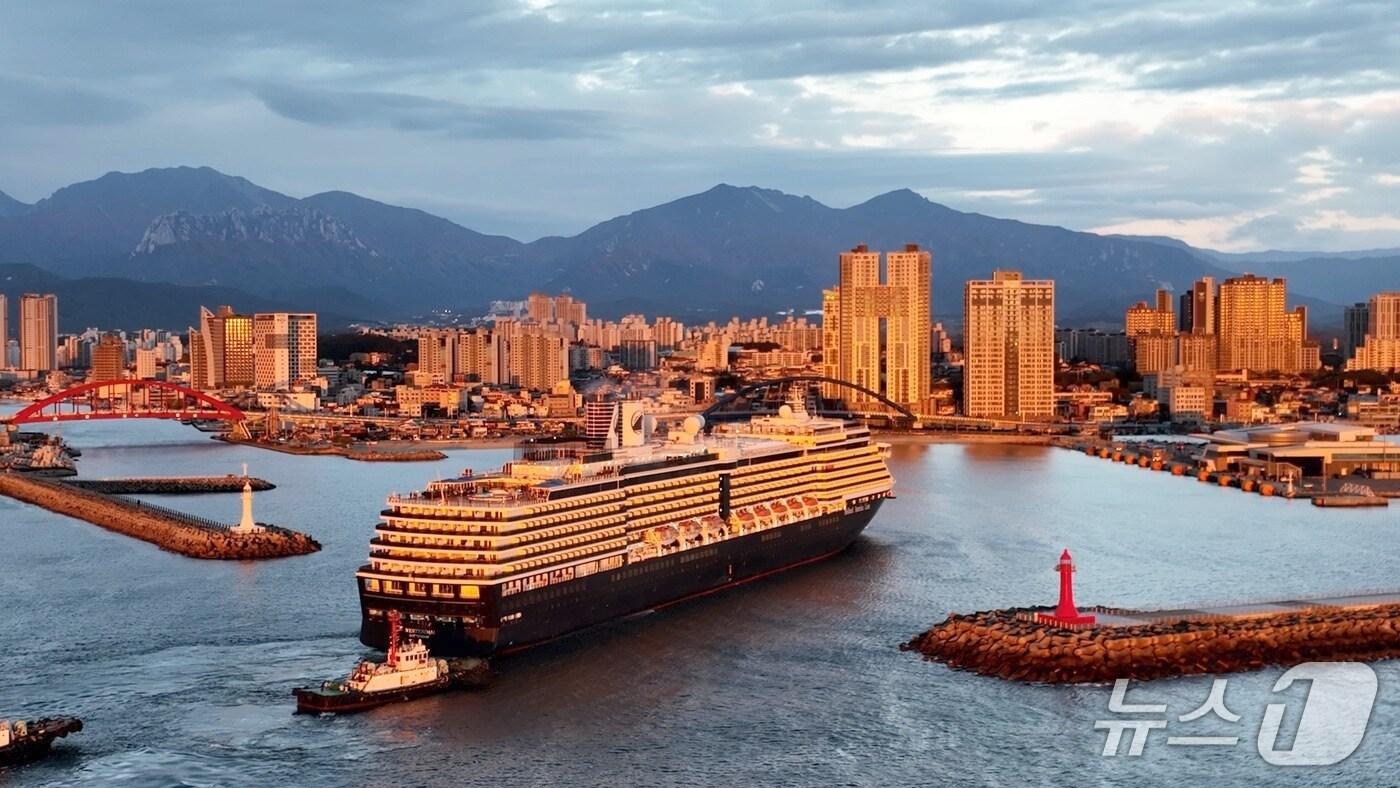 지난해 강원 속초항으로 입항한 웨스테르담호.&#40;속초시 제공, 재판매 및 DB 금지&#41; 2025.10.16/뉴스1