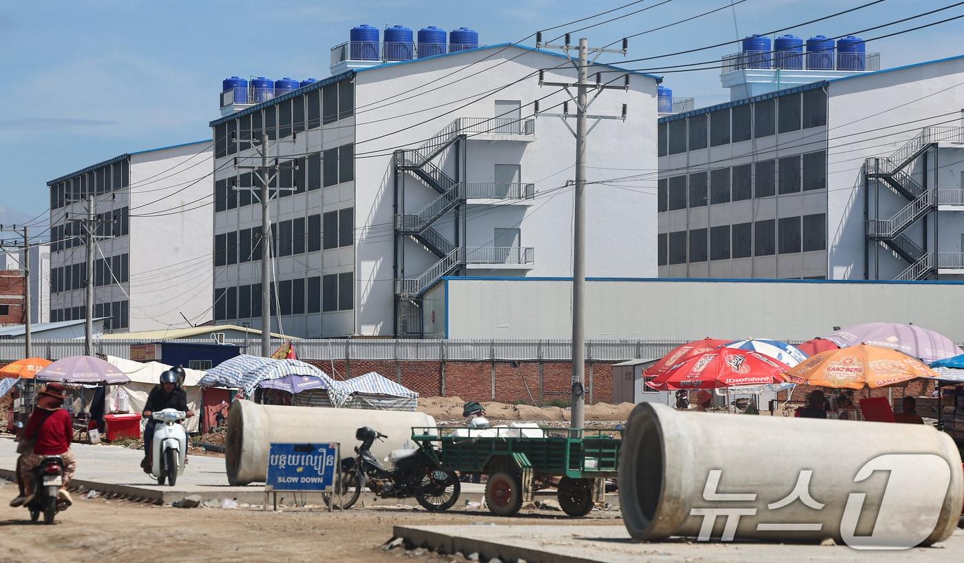 16일&#40;현지시간&#41; 캄보디아과 베트남 국경 지역 쯔러이톰에 위치한 온라인스캠범죄단지. 현지인들에 따르면 이 단지들은 최근 1~2년 사이에 생겼다. 범죄조직들은 지난해부터 캄보디아 당국의 단속이 심해지자 눈을 피하기 위해 국경지대로 거점을 옮기는 것으로 알려졌다. 2025.10.16/뉴스1 ⓒ News1 김도우 기자