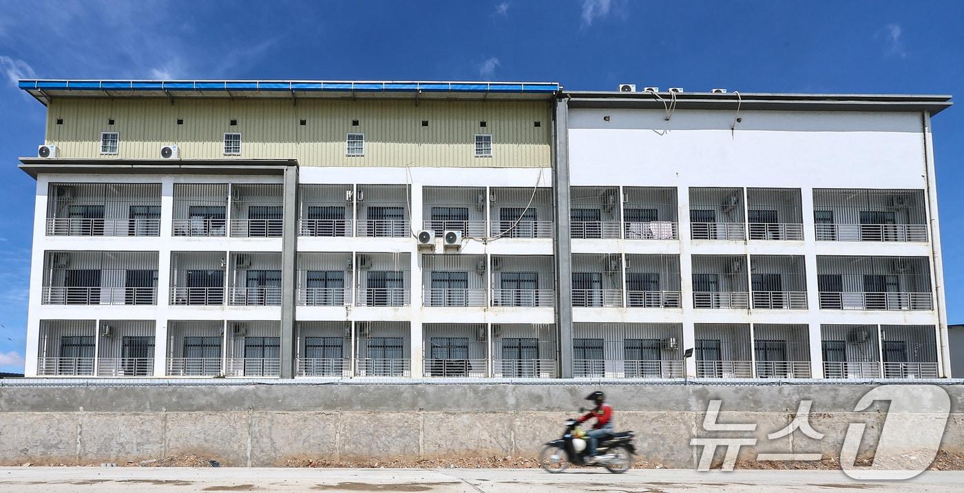 16일&#40;현지시간&#41; 캄보디아과 베트남 국경 지역 쯔러이톰에 위치한 온라인스캠범죄단지. 현지인들에 따르면 이 단지들은 최근 1~2년 사이에 생겼다. 범죄조직들은 지난해부터 캄보디아 당국의 단속이 심해지자 눈을 피하기 위해 국경지대로 거점을 옮기는 것으로 알려졌다. 2025.10.16/뉴스1 ⓒ News1 김도우 기자