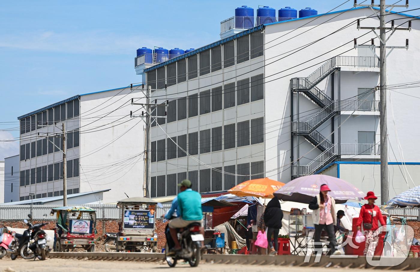 16일&#40;현지시간&#41; 캄보디아과 베트남 국경 지역 쯔러이톰에 위치한 온라인스캠범죄단지. 현지인들에 따르면 이 단지들은 최근 1~2년 사이에 생겼다. 범죄조직들은 지난해부터 캄보디아 당국의 단속이 심해지자 눈을 피하기 위해 국경지대로 거점을 옮기는 것으로 알려졌다. 2025.10.16/뉴스1 ⓒ News1 김도우 기자
