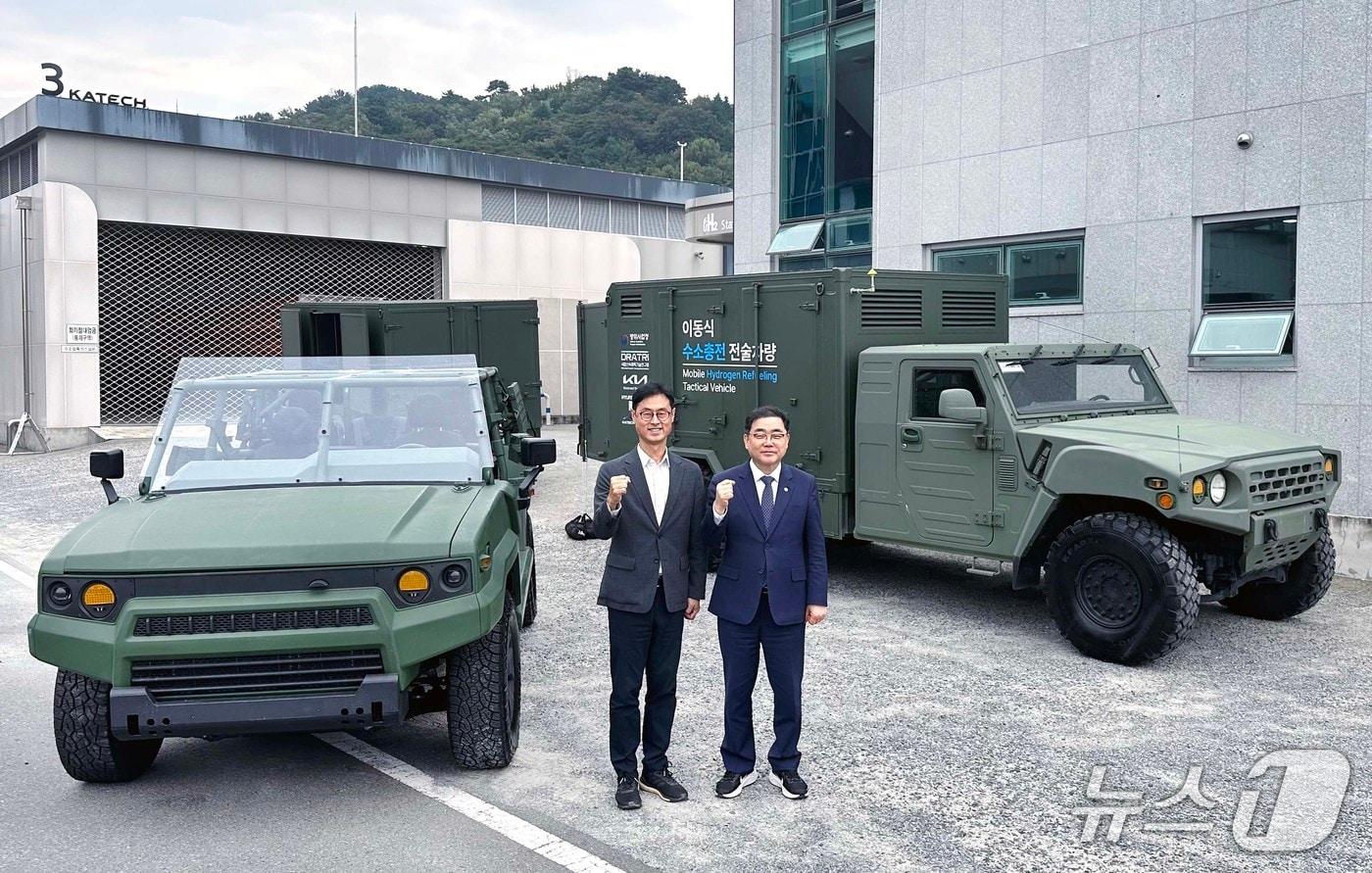2일 경남 창원시 성산구에 위치한 한국자동차연구원 수소동력 연구본부에서 진종욱 한자연 원장(왼쪽)과 허성무 더불어민주당 국회의원이 소형 수소 군용차량(왼쪽)과 이동형 수소충전 지원차량 앞에서 기념 사진을 촬영한 모습. 2025.10.02.
