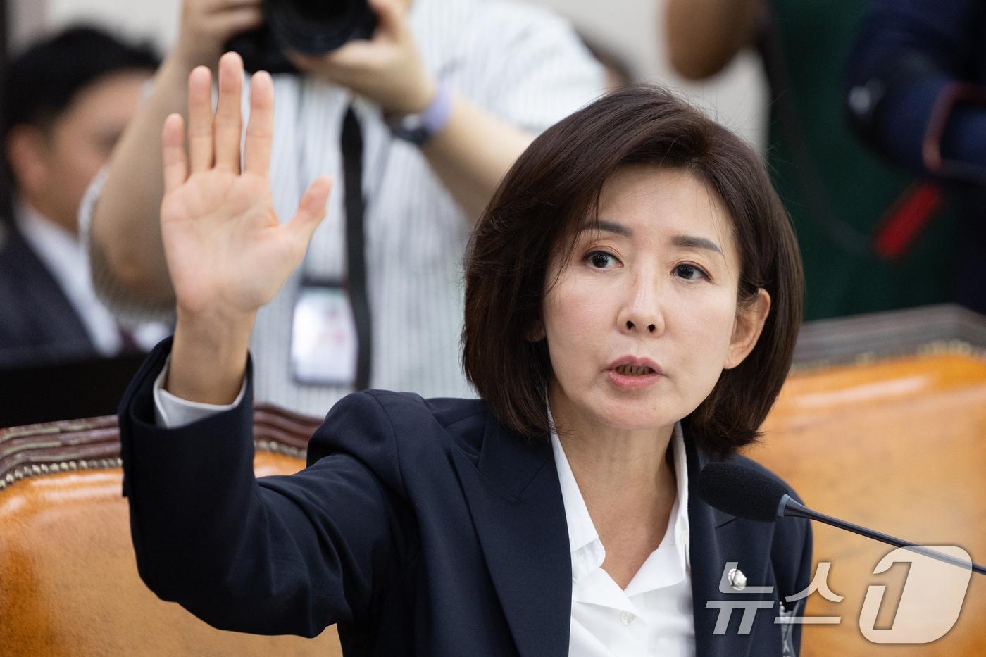 지난 10월 16일 서울 여의도 국회에서 열린 법제사법위원회 감사원 등에 대한 국정감사에서 나경원 국민의힘 의원이 의사진행 발언권을 신청하고 있는 모습. 2025.10.16/뉴스1 ⓒ News1 이승배 기자