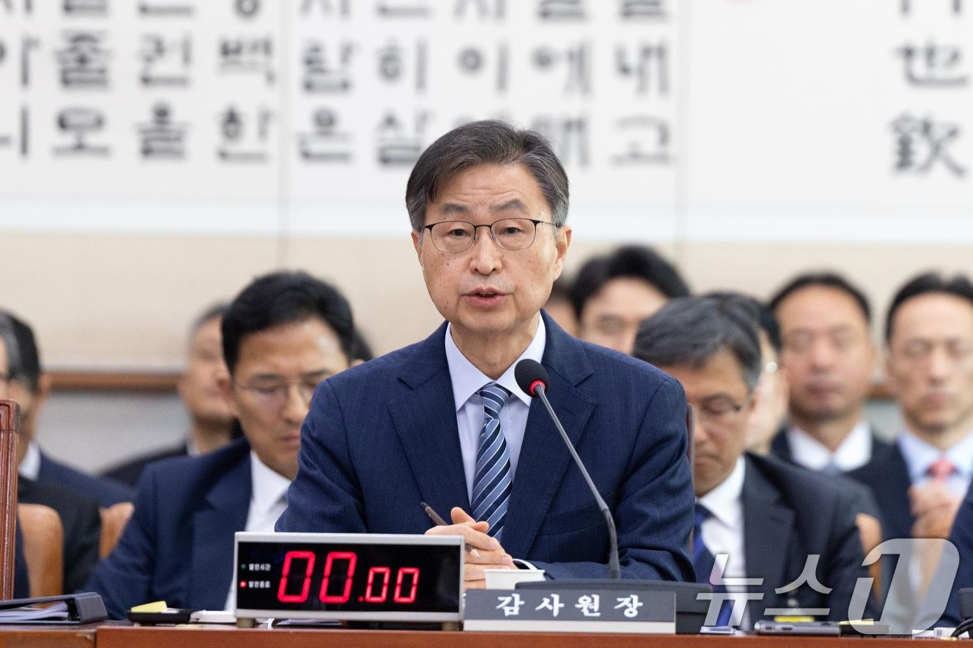 최재해 감사원장이 16일 서울 여의도 국회에서 열린 법제사법위원회 감사원 등에 대한 국정감사에 출석해 증인선서하고 있다. 2025.10.16/뉴스1 ⓒ News1 이승배 기자