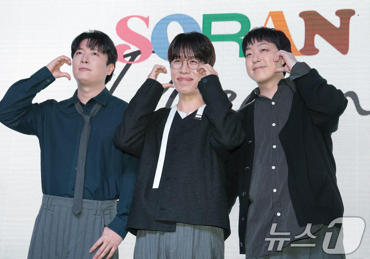 밴드 소란 서면호(왼쪽부터)와 고영배, 이태욱이 16일 서울 마포구 엠피엠지 사옥에서 가진 EP ‘DREAM’ 쇼케이스에 참석해 포즈를 취하고 있다. 2025.10.16/뉴스1 ⓒ News1 권현진 기자