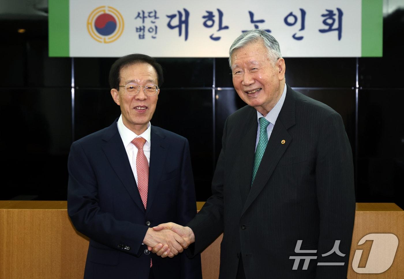 이석연 국민통합위원장&#40;왼쪽&#41;과 이중근 대한노인회 회장이 16일 오후 서울 중구 세종대로 대한노인회에서 가진 국민통합위원회-대한노인회 간담회에 앞서 기념 촬영을 하고 있다. 2025.10.16/뉴스1 ⓒ News1 박정호 기자