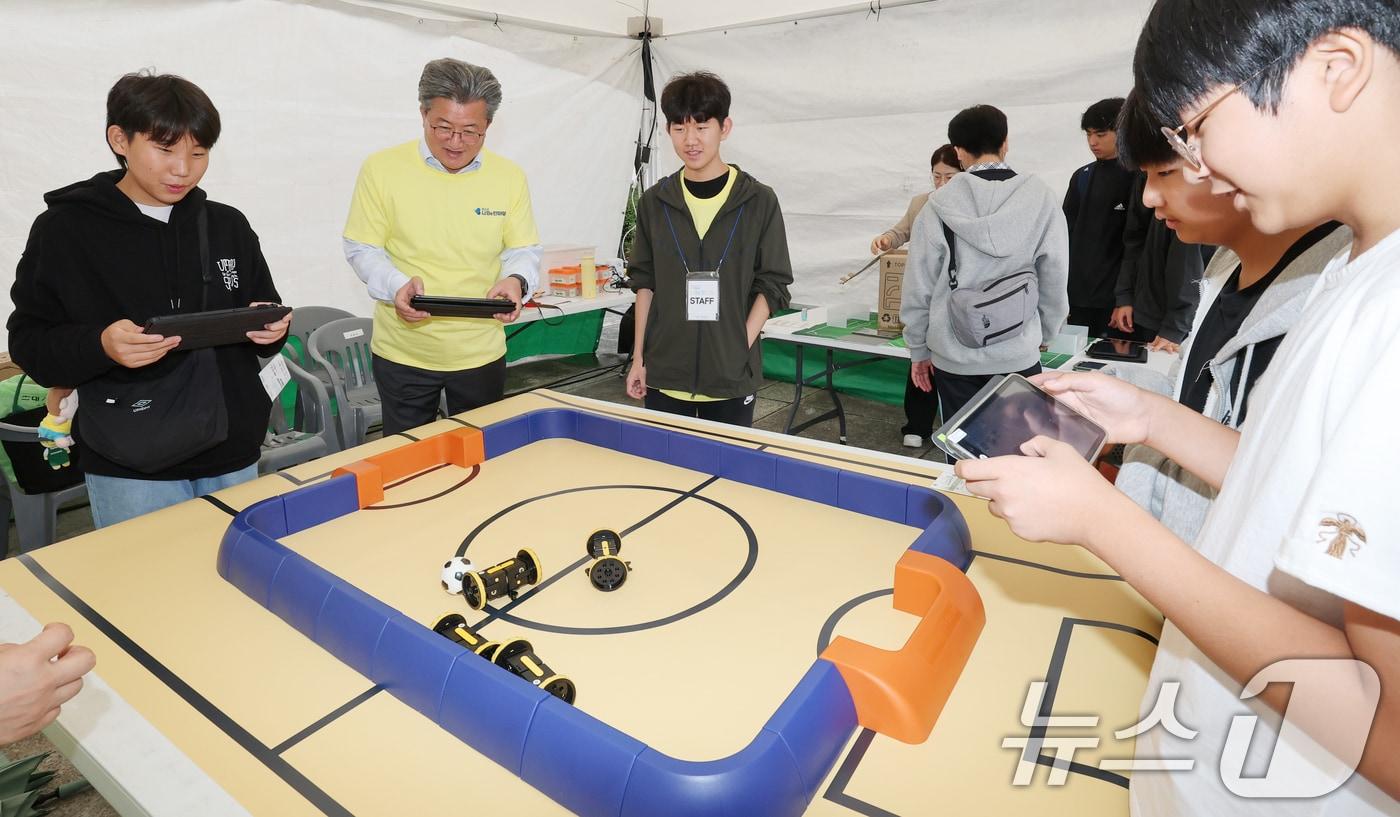 정용래 대전 유성구청장이 16일 대전 유성구 한빛탑광장 일원에서 열린 '청소년 나Be 한마당'에서 학생들과 로봇축구 체험을 하고 있다. '청소년 나Be 한마당'은 나를 찾아가는 시간이라는 의미와 나비의 날개짓처럼 청소년의 꿈과 희망의 날개짓을 의미하며 중부권 최대 진로직업체험 박람회다. 2025.10.16/뉴스1 ⓒ News1 김기태 기자