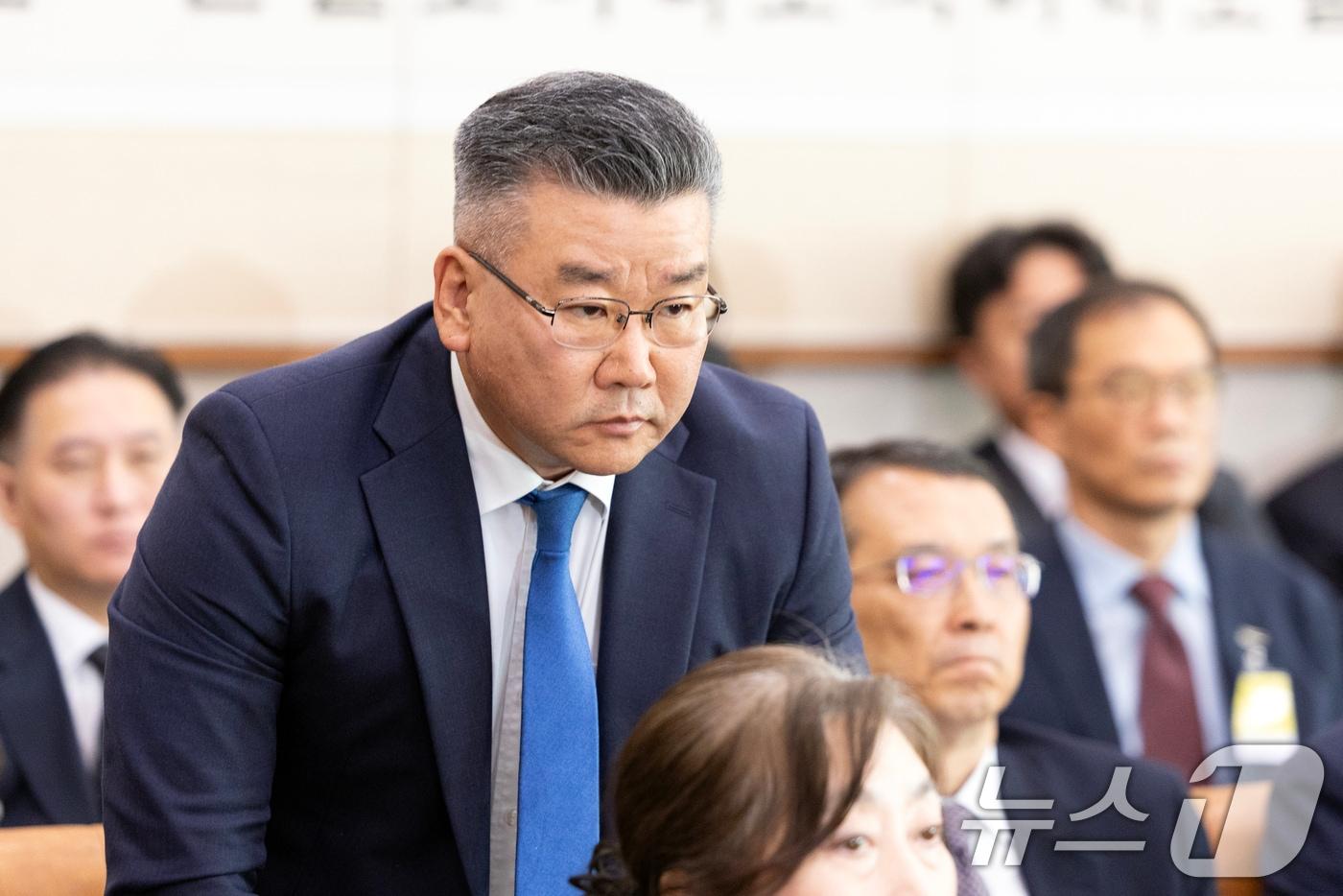 16일 서울 여의도 국회에서 열린 법제사법위원회 감사원 등에 대한 국정감사에 출석한 유병호 감사원 감사위원이 인사하고 있다. 2025.10.16/뉴스1 ⓒ News1 이승배 기자