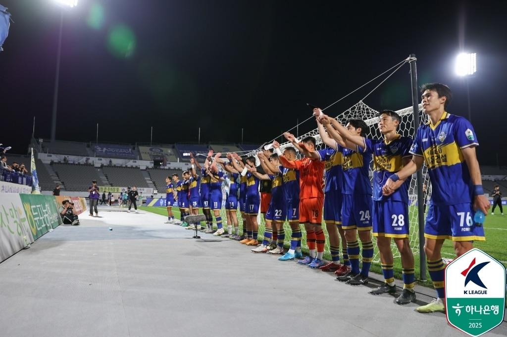 본문 이미지 - 충남아산 선수단&#40;한국프로축구연맹 제공&#41; 