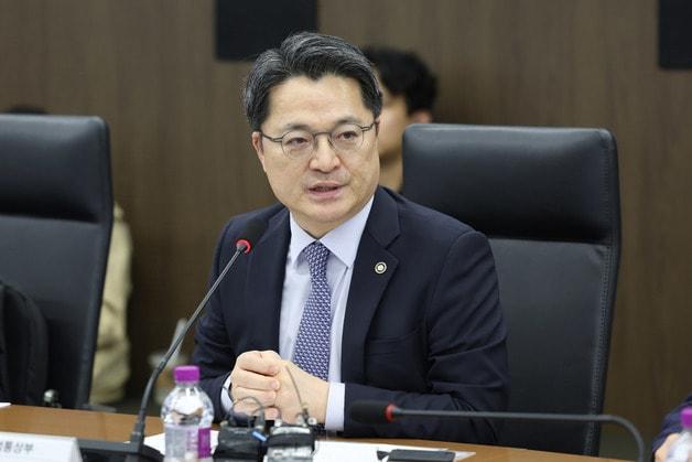 본문 이미지 - 문신학 산업통상자원부 차관이 16일 서울 중구 대한상공회의소에서 열린 &#39;민관 합동 희토류 공급망 대응회의&#39;를 주재하고 있다. &#40;산업통상자원부 제공. 재판매 및 DB 금지&#41; 2025.10.16/뉴스1