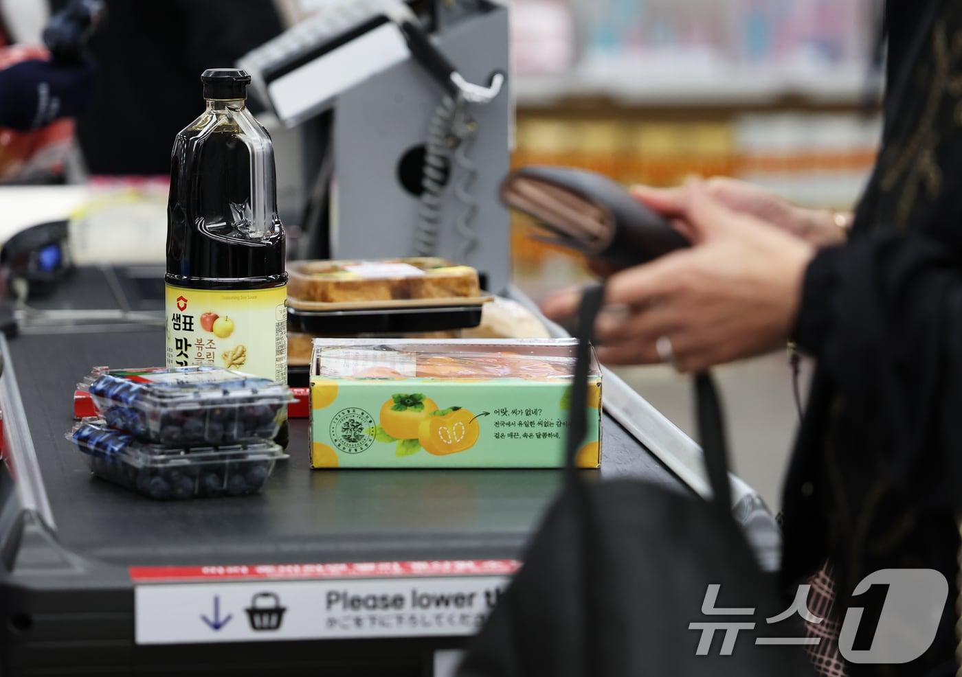 서울의 한 대형마트에서 장을 보는 시민들. 2025.10.16/뉴스1 ⓒ News1 오대일 기자