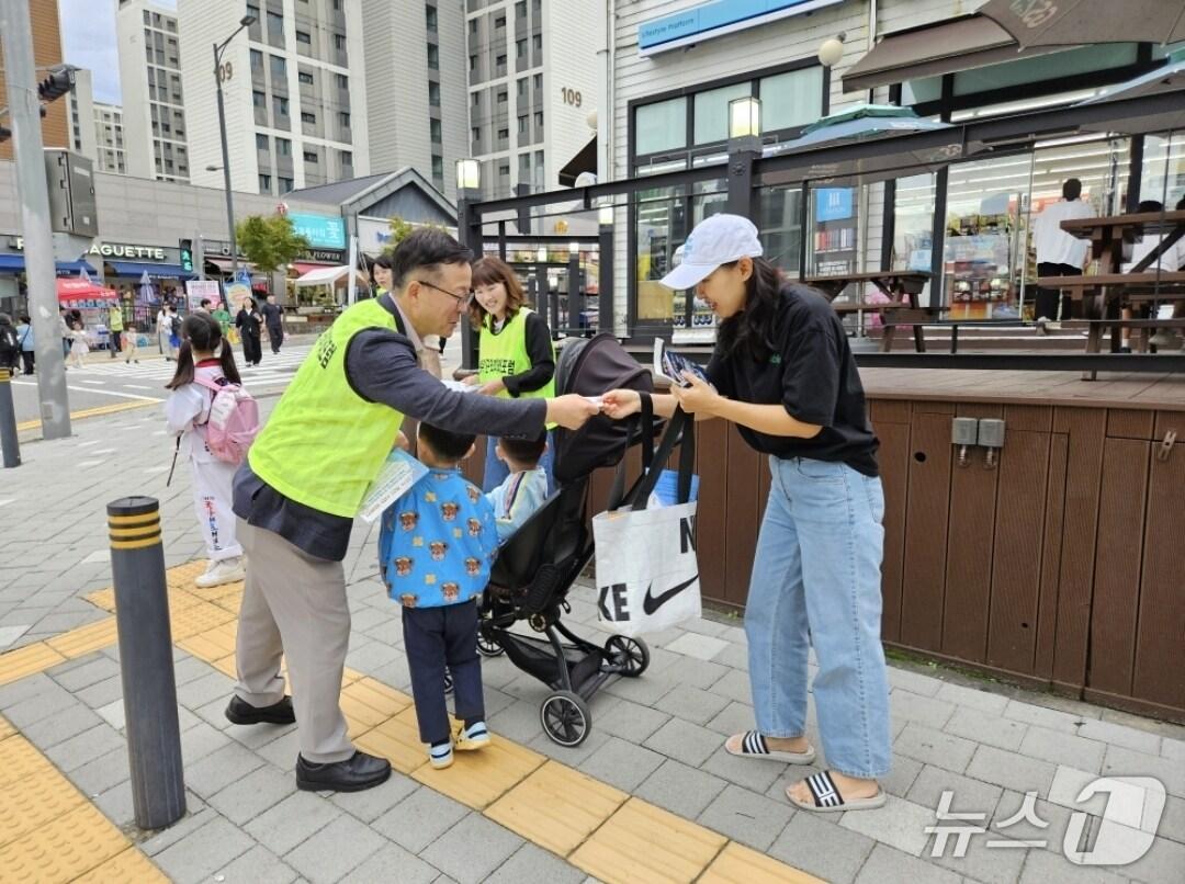 본문 이미지 - 충주인구와미래포럼 인구 인식개선 캠페인.(독자 제공. 재판매 및 DB금지)/뉴스1 