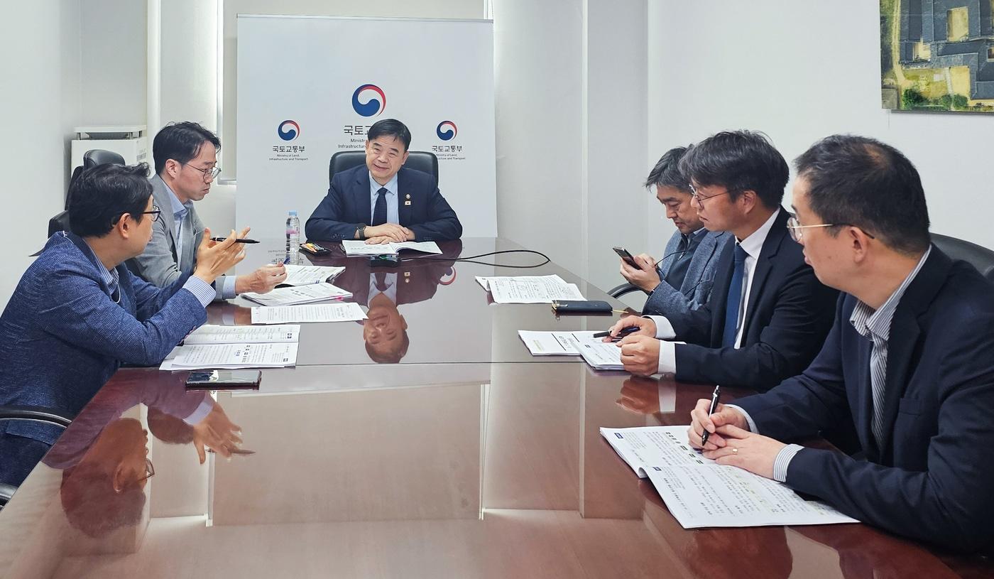 이상경 제1차관이 16일 주택공급 확대방안의 적기 이행을 위해 출범한 9·7대책 이행 점검 TF의 첫 회의에서 발언하고 있다.&#40;국토부 제공&#41;/ 뉴스1 ⓒ News1