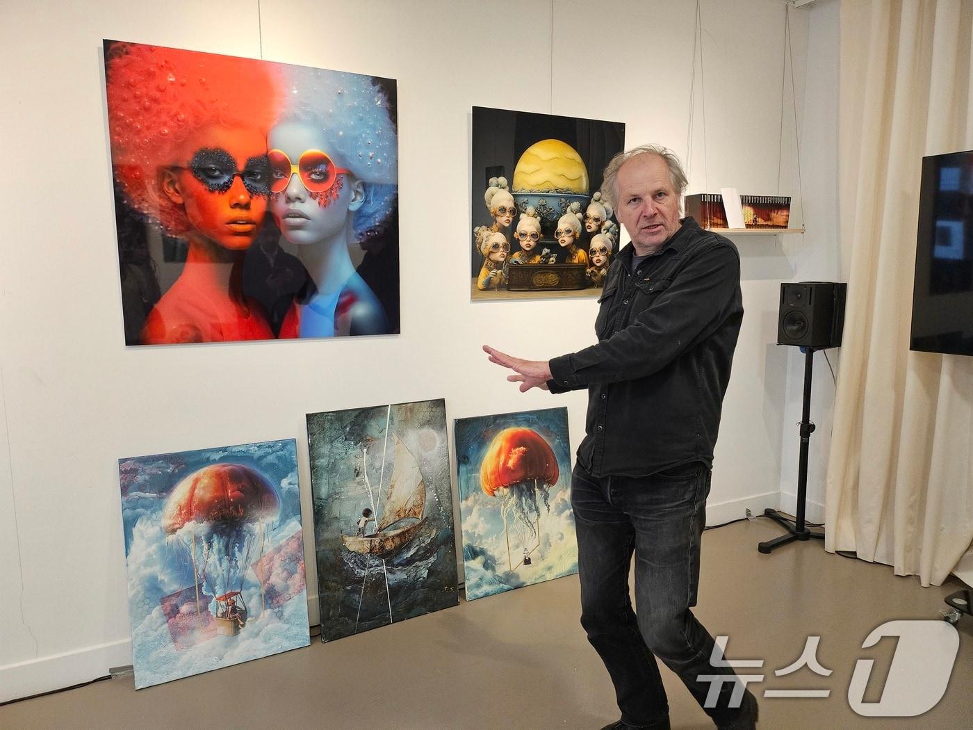 본문 이미지 - 지난 9월 네덜란드 암스테르담 &#39;데드엔드&#40;Dead End&#41; 갤러리&#39;에서 만난 콘스탄트 브링크만&#40;Constant Brinkman&#41; 관장이 작품을 설명하고 있다. 2025.10.16/뉴스1 ⓒ News1 이수민 기자