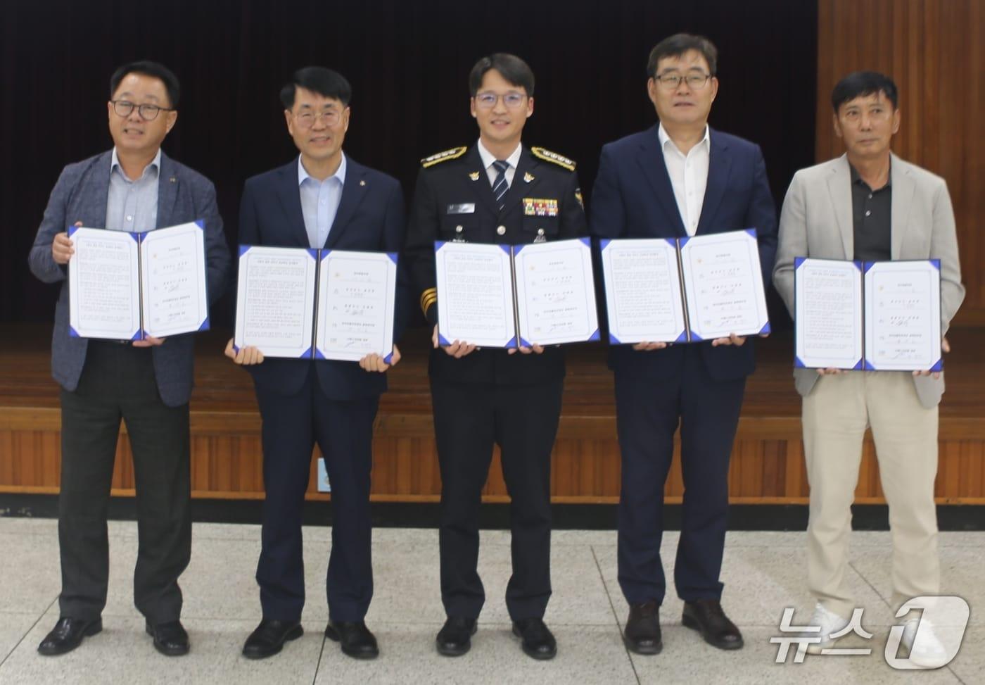 충북 괴산경찰서는 16일 전국 처음으로 '고령자 생명 지키기 프로젝트' 추진을 위해 괴산군·증평군·한국교통안전공단 충북본부·㈜에스라이팅과 조명등 설치 업무협약을 했다.(괴산경찰서 제공, 재판매 및 DB금지)/뉴스1