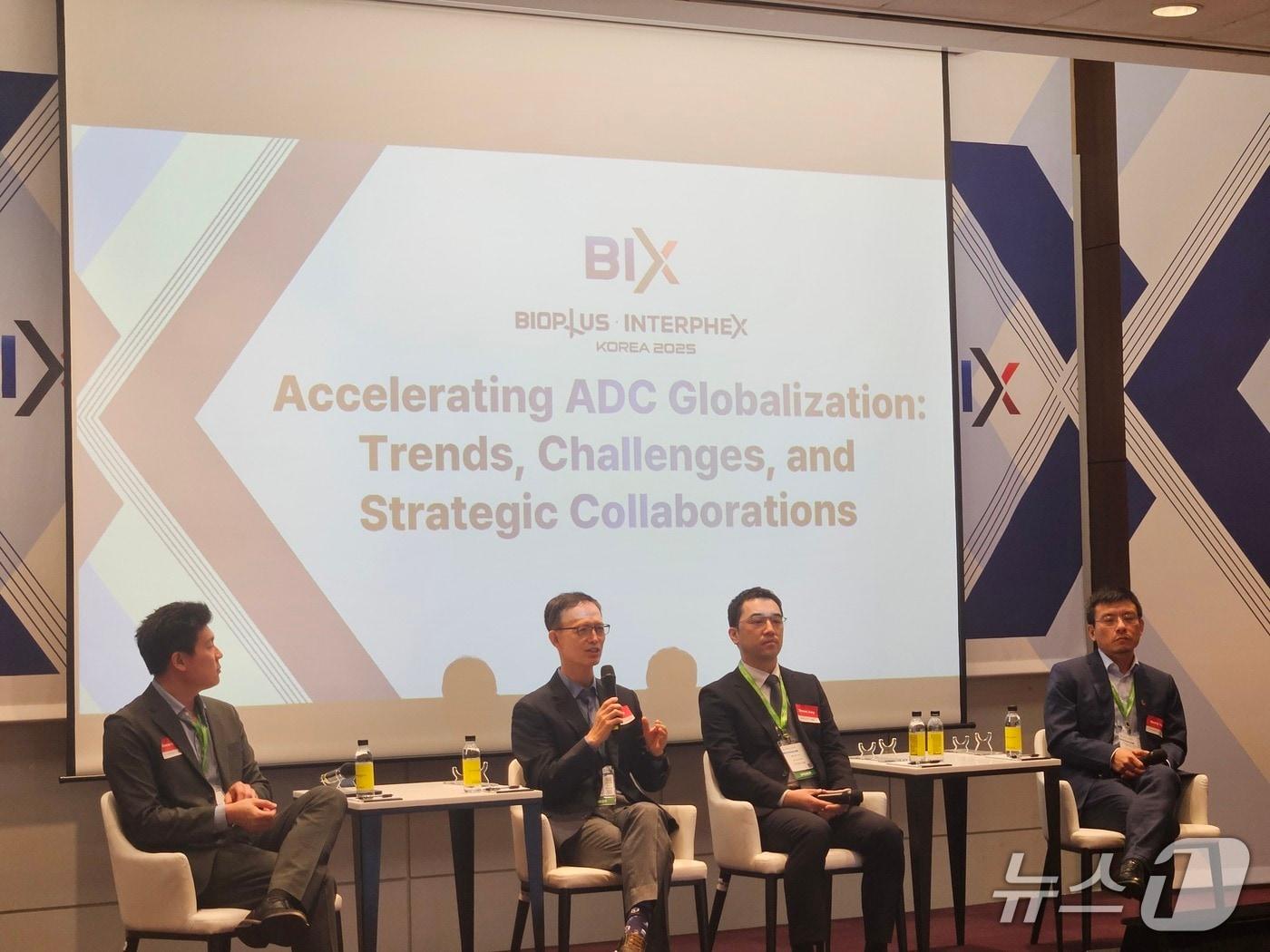 본문 이미지 - 송호영 진퀀텀 헬스케어 최고과학책임자&#40;CSO&#41;&#40;왼쪽에서 두 번째&#41;가 BIX에서 진행된 항체약물접합체&#40;ADC&#41; 패널 토의에서 발언을 하고 있다. 2025. 10. 16/뉴스1