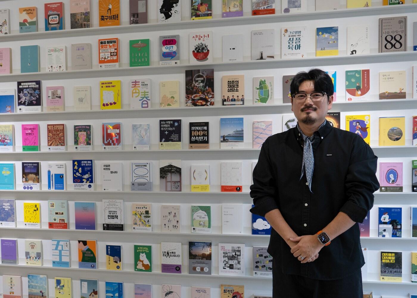 본문 이미지 - 오성진 브런치 리더가 15일 서울 종로구 유스퀘이크에서 열린 브런치 10주년 팝업 전시 &#39;작가의 꿈&#39; 프리오픈데이에 참석했다.  &#40;카카오 제공&#41;