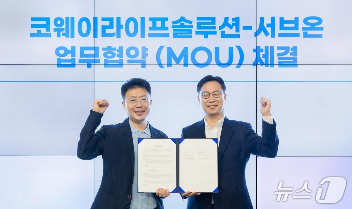 본문 이미지 - 지난 15일 서울 구로구 지타워 코웨이라이프솔루션 본사에서 열린 협약식에서 김명곤 코웨이라이프솔루션 대표&#40;왼쪽&#41;와 홍영준 서브온 대표가 기념 촬영을 하고 있다.&#40;코웨이 제공&#41;