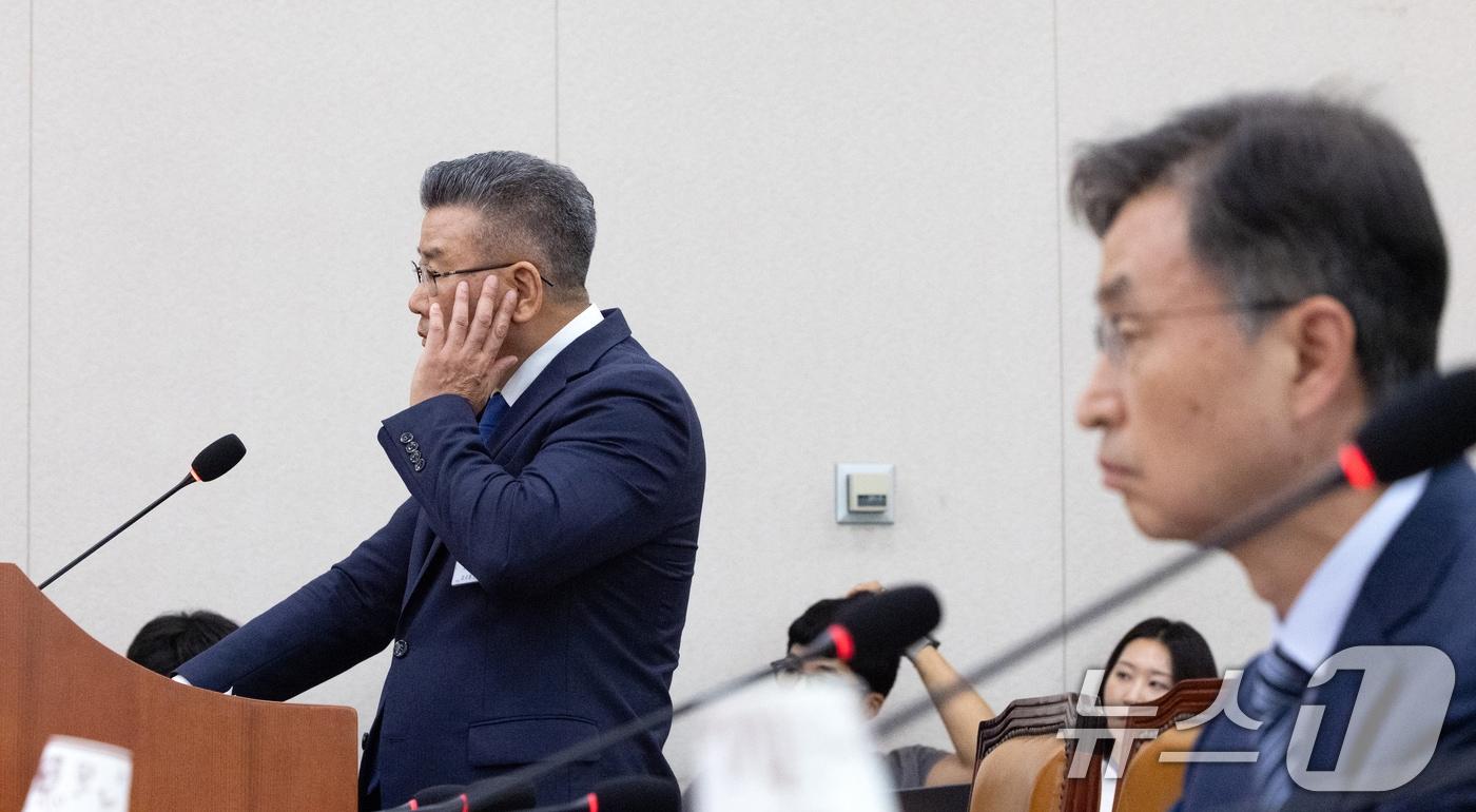 10월 16일 서울 여의도 국회에서 열린 법제사법위원회 감사원 등에 대한 국정감사에 출석한 &#40;왼쪽&#41; 유병호 감사원 감사위원과 최재해 감사원장이 의원 질의를 듣고 있다. 2025.10.16/뉴스1 ⓒ News1 이승배 기자