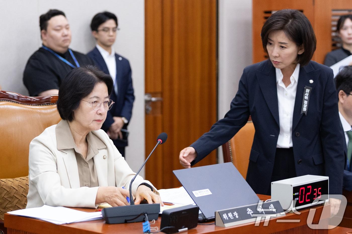 16일 서울 여의도 국회에서 열린 법제사법위원회 감사원 등에 대한 국정감사에서 나경원 국민의힘 의원이 추미애 위원장에게 말을 걸고 있다. 2025.10.16/뉴스1 ⓒ News1 이승배 기자