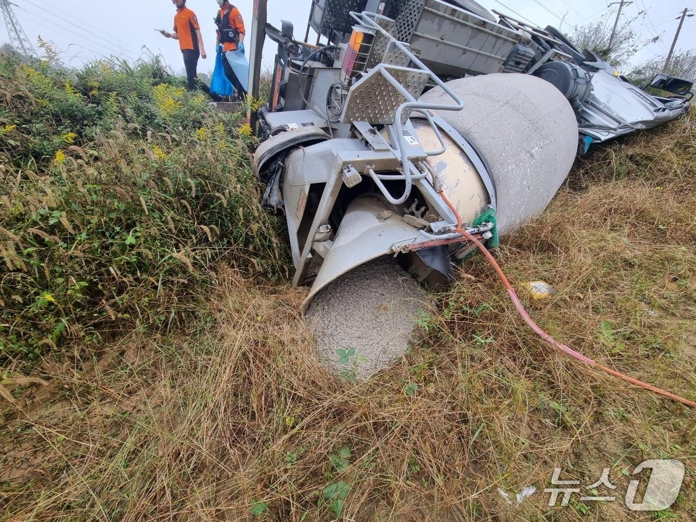 본문 이미지 - 정읍 믹서트럭 전도 사고 현장.(전북소방본부 제공. 재판매 및 DB금지)