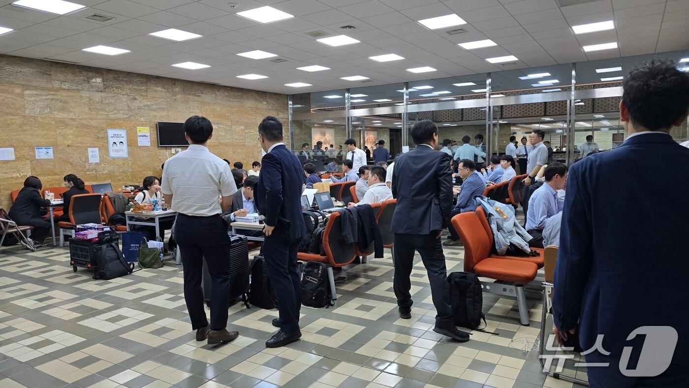 국회 과학기술정보방송통신위원회 국정감사에서 최민희 위원장이 취재진 퇴장을 선언한 뒤 회의가 비공개로 진행되는 가운데 피감 기관 관계자, 취재진이 입장을 기다리고 있다.2025.10.16 / ⓒ 뉴스1 윤주영 기자