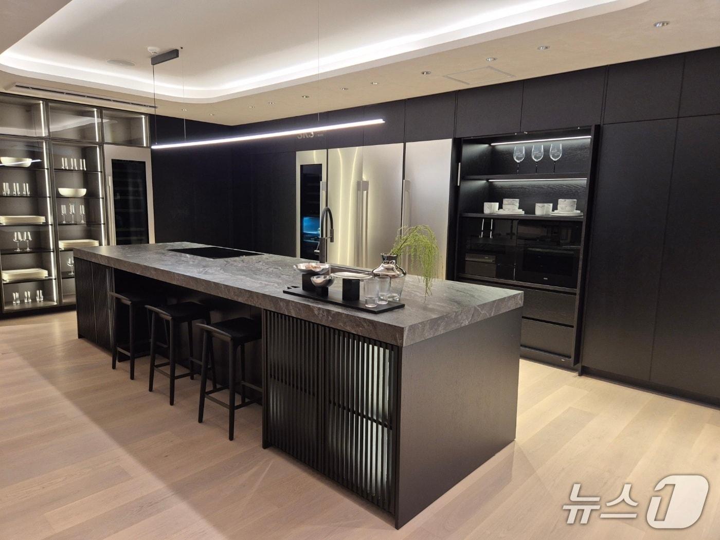 본문 이미지 - LG전자의 초프리미엄 빌트인 가전 브랜드 쇼룸 'SKS 서울'에 전시된 주방 가전.2025.10.15/뉴스1 최동현 기자