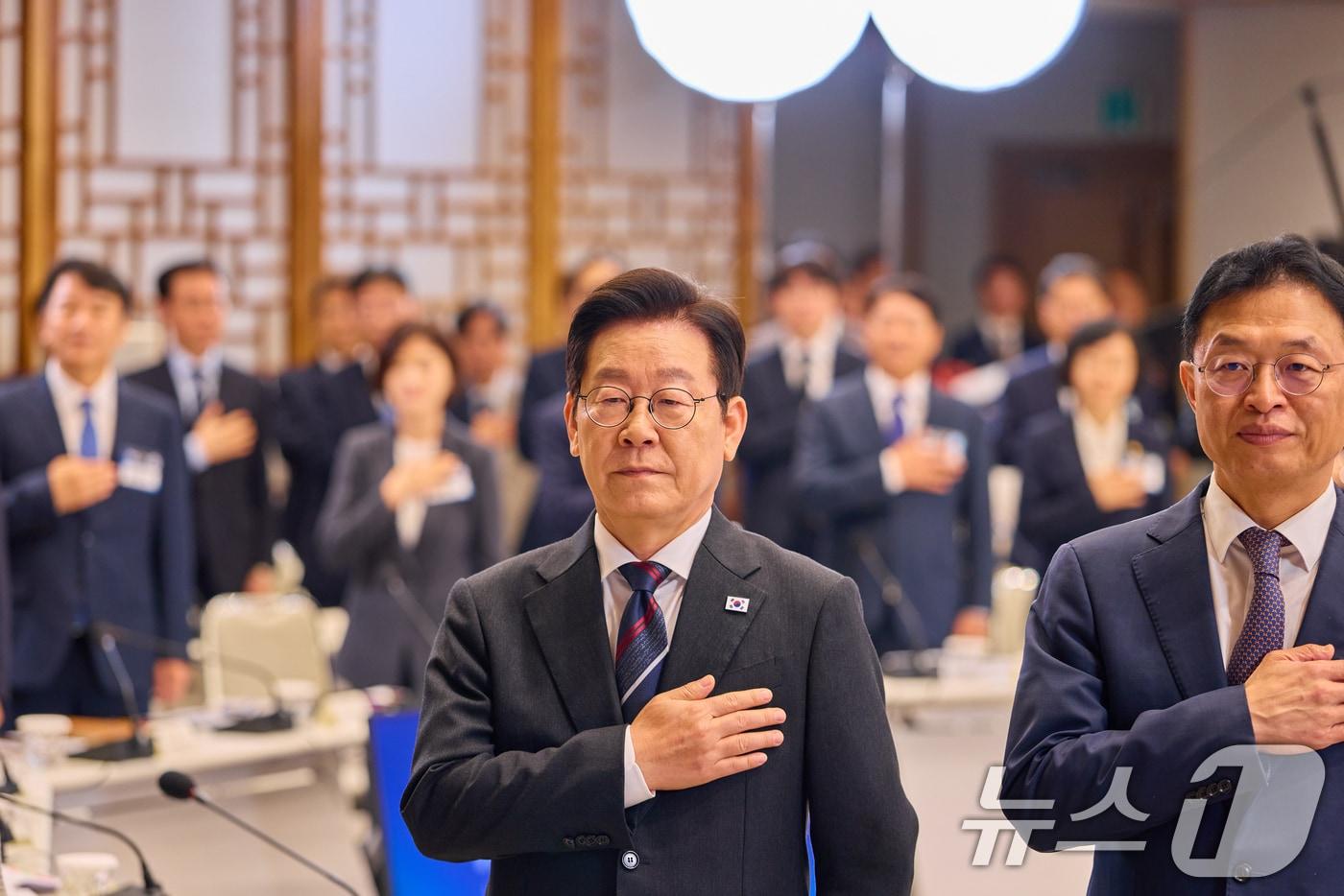 이재명 대통령이 지난 16일 서울 용산 대통령실 청사에서 열린 제2차 핵심규제 합리화 전략회의에서 국민의례를 하고 있다. &#40;대통령실 제공. 재판매 및 DB 금지&#41; 2025.10.16/뉴스1 ⓒ News1 허경 기자