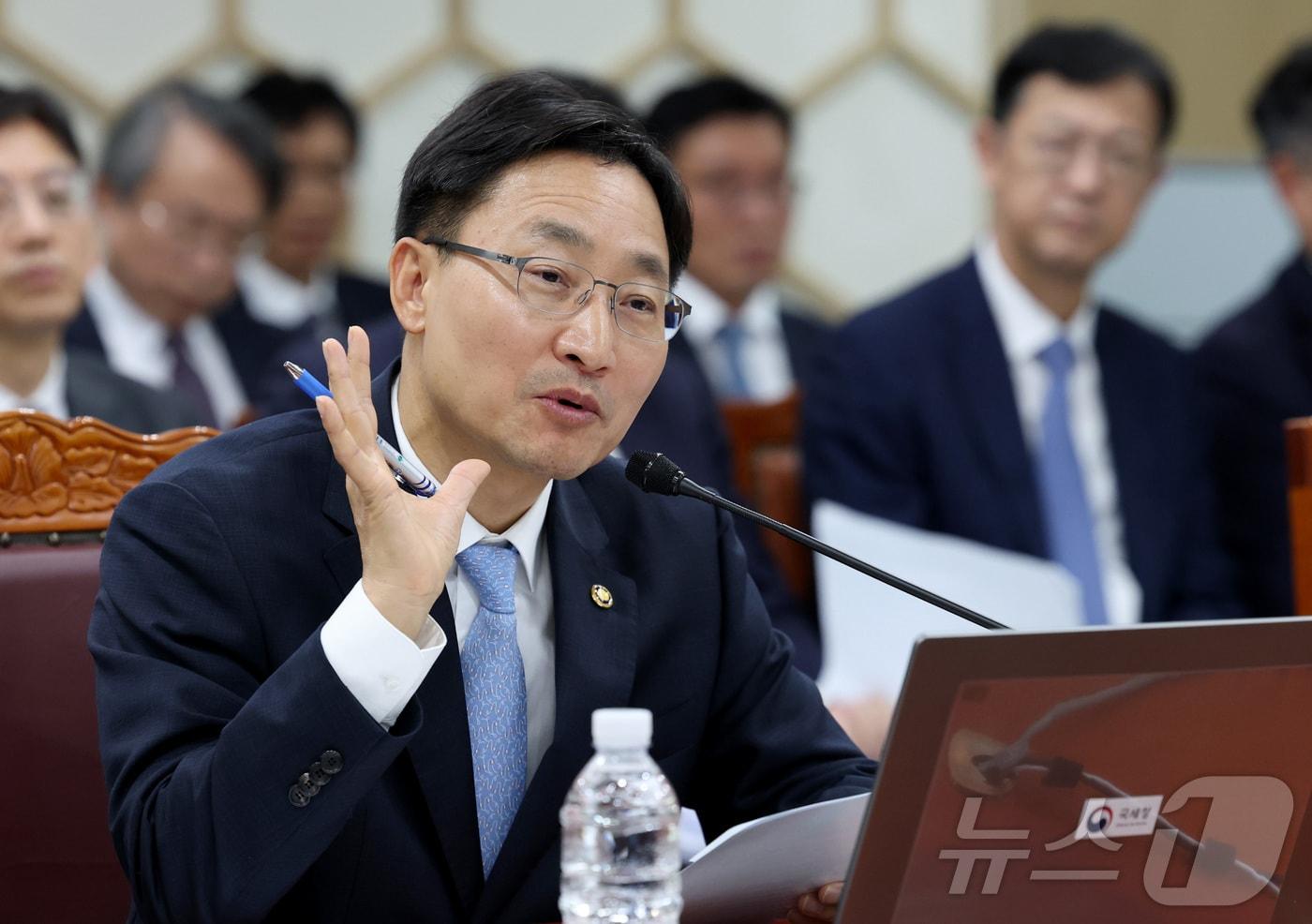 임광현 국세청장이 16일 세종시 정부세종2청사에 국세청서 열린 국회 기획재정위원회의 국세청에 대한 국정감사에서 위원들이 질의에 답변하고 있다. 2025.10.16/뉴스1 ⓒ News1 김기남 기자