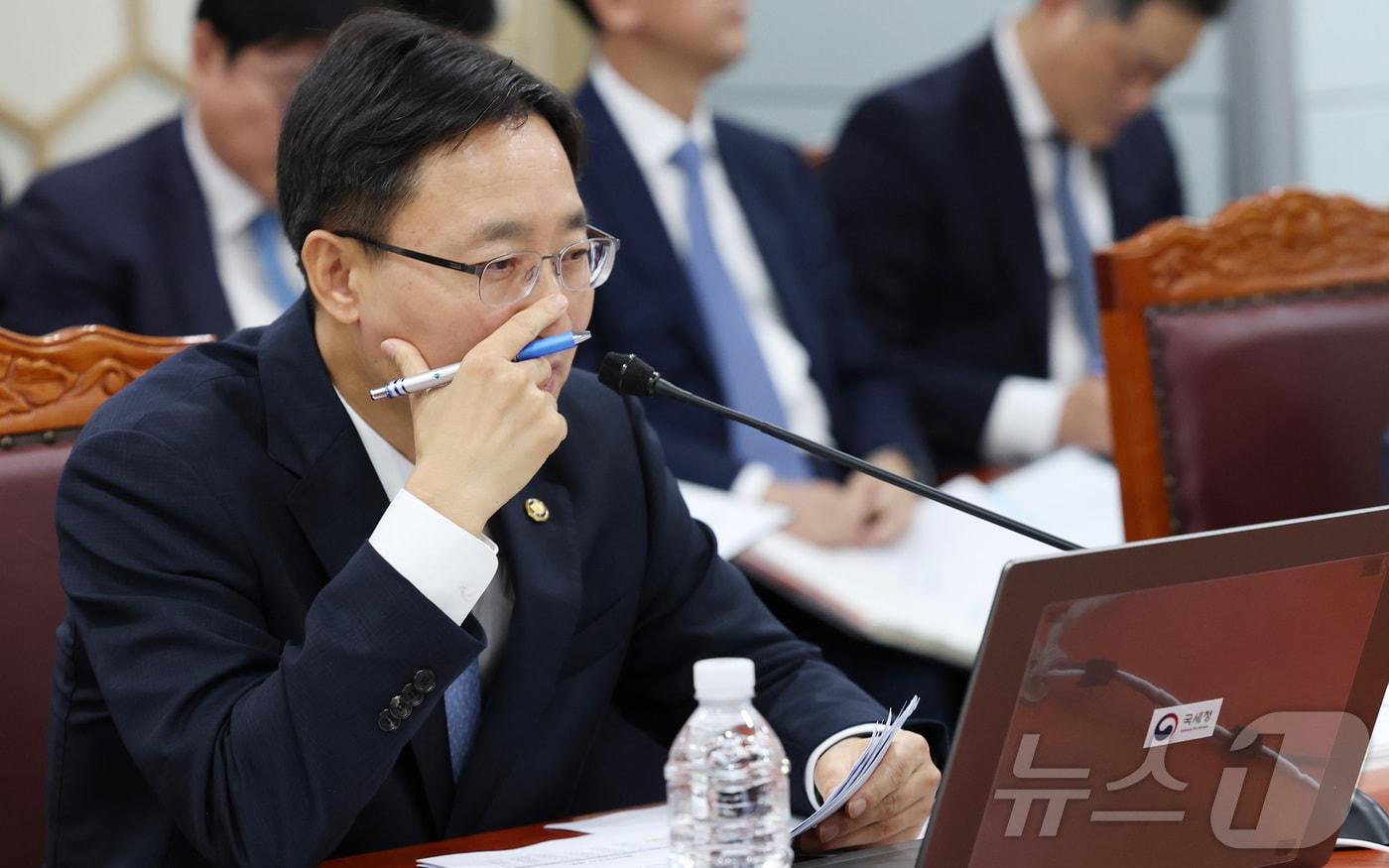 임광현 국세청장이 16일 세종시 정부세종2청사에 국세청서 열린 국회 기획재정위원회의 국세청에 대한 국정감사에서 위원들이 준비한 질의 자료를 보고 있다. 2025.10.16/뉴스1 ⓒ News1 김기남 기자