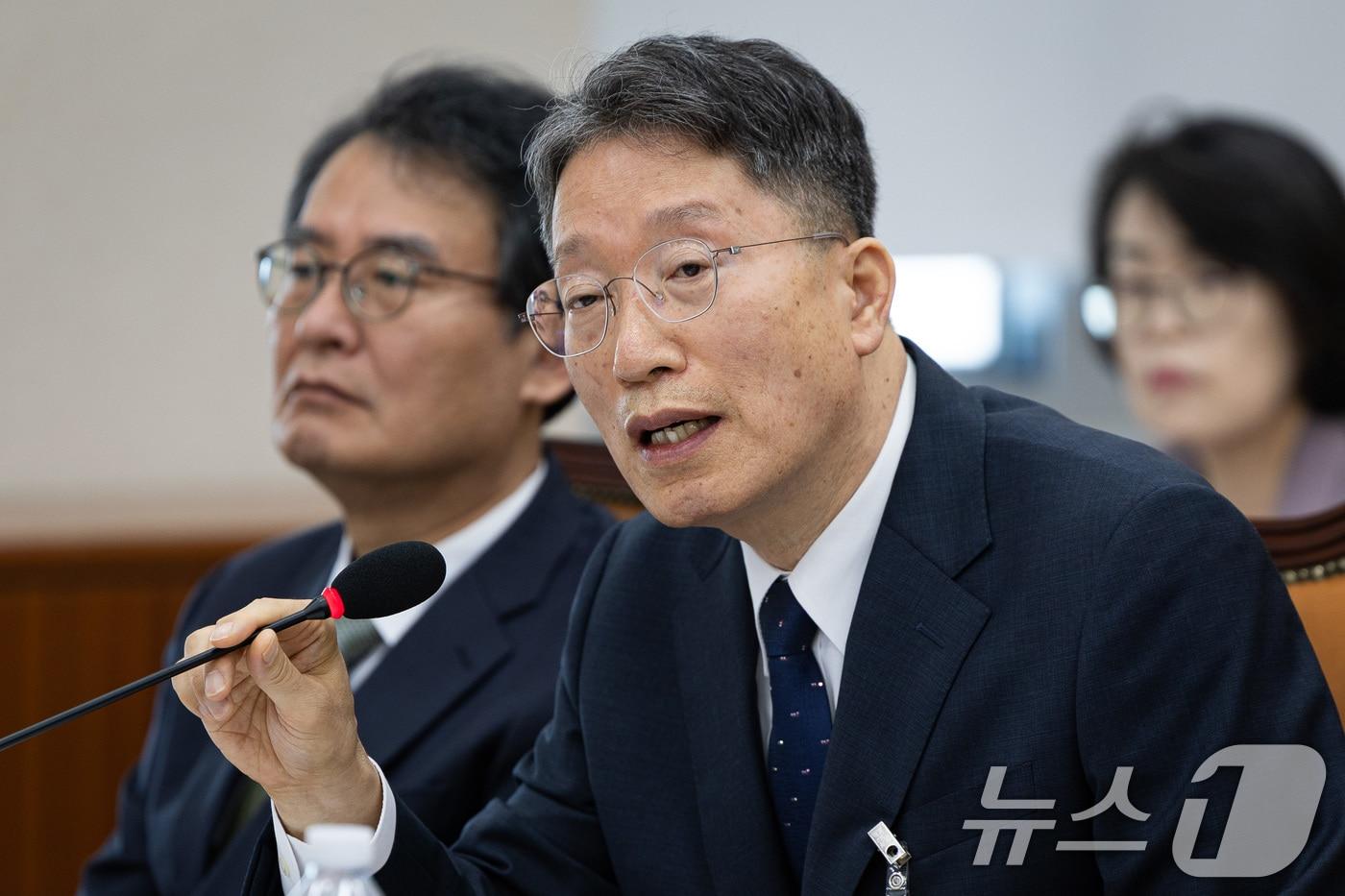 김낙년 한국학중앙연구원장이 16일 서울 여의도 국회에서 열린 교육위원회의 한국고전번역원 등에 대한 국정감사에서 의원 질의에 답하고 있다. 2025.10.16/뉴스1 ⓒ News1 유승관 기자