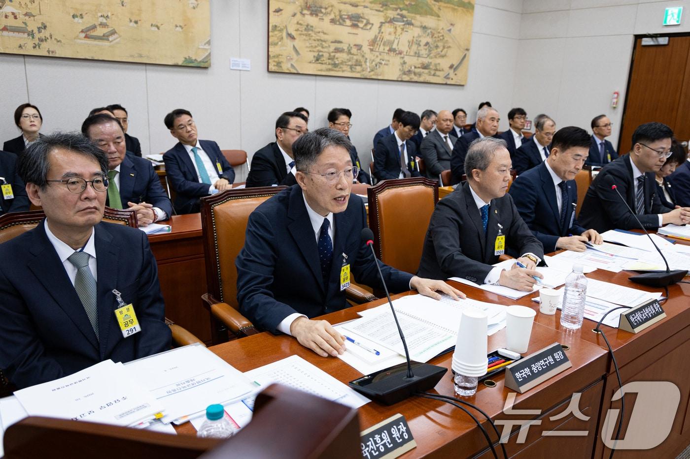 김낙년 한국학중앙연구원장이 16일 서울 여의도 국회에서 열린 교육위원회의 한국고전번역원 등에 대한 국정감사에서 의원 질의에 답하고 있다. 2025.10.16/뉴스1 ⓒ News1 유승관 기자