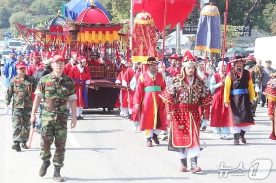 본문 이미지 - 지난해 세종대왕과 초정약수축제 어가행렬 모습./뉴스1