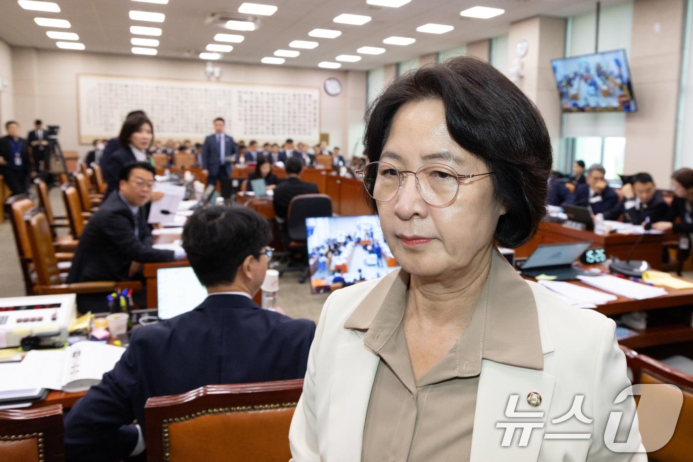 16일 서울 여의도 국회에서 열린 법제사법위원회 감사원 등에 대한 국정감사에서 추미애 위원장이 의사 진행 관련 여야 간 설전이 벌어지자 감사 중지를 선언하고 발걸음을 옮기고 있다. 2025.10.16/뉴스1 ⓒ News1 이승배 기자