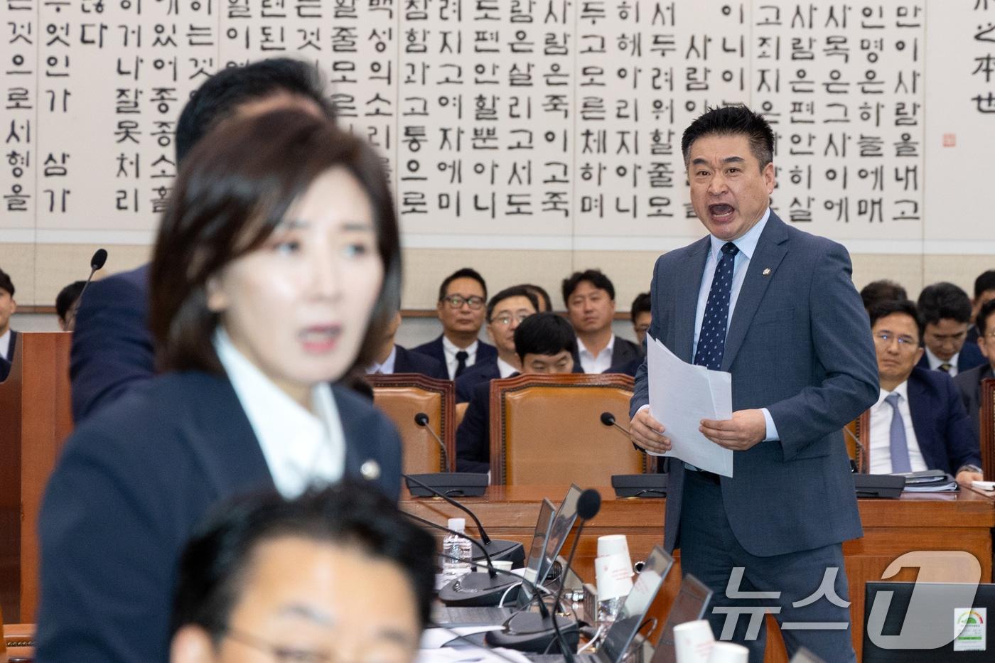 16일 서울 여의도 국회에서 열린 법제사법위원회 감사원 등에 대한 국정감사에서 최혁진 무소속 의원이 의사 진행 관련 국민의힘 법사위원들에게 항의하고 있다. 2025.10.16/뉴스1 ⓒ News1 이승배 기자