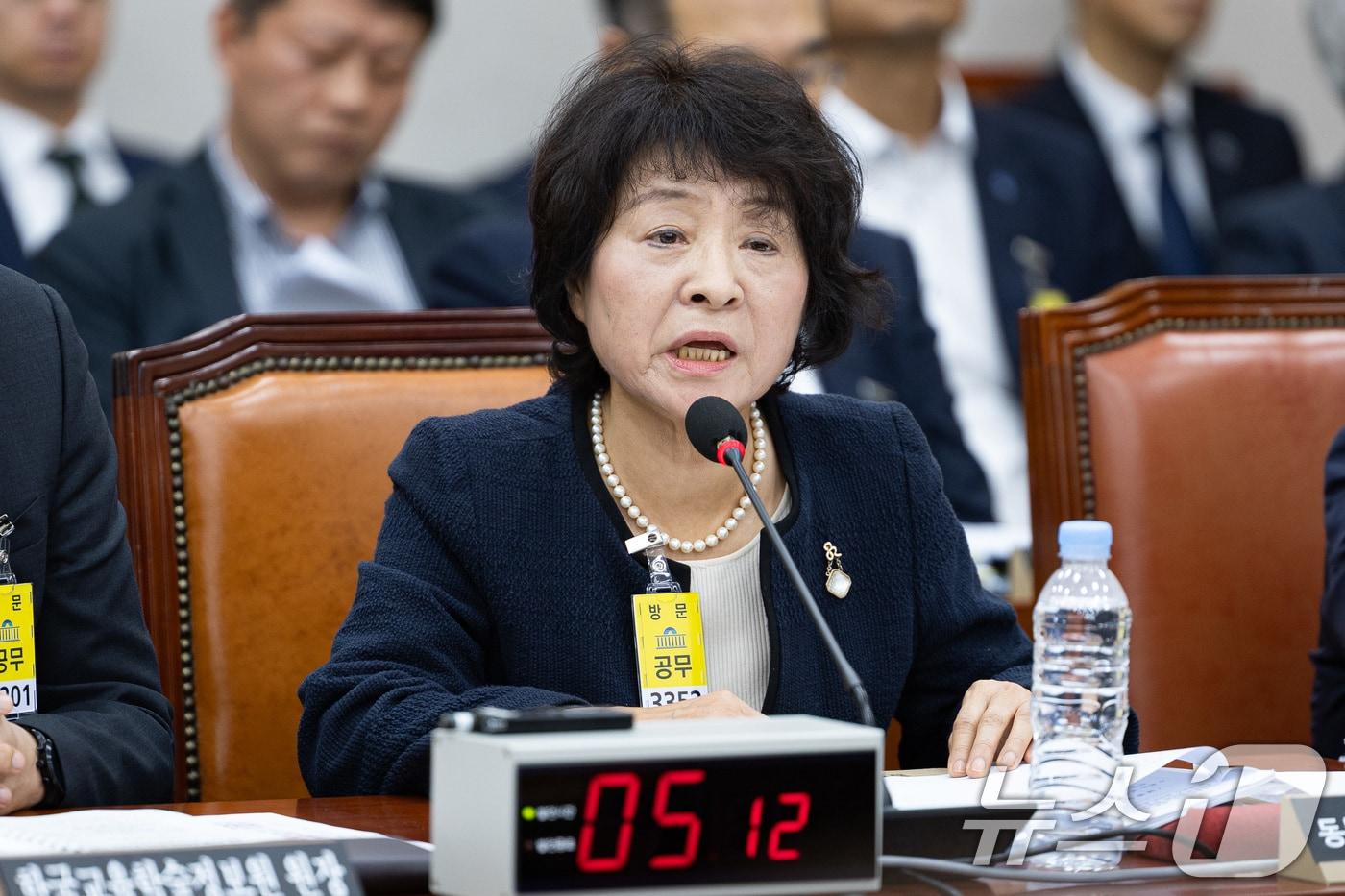 본문 이미지 - 박지향 동북아역사재단 이사장이 서울 여의도 국회에서 열린 교육위원회의 한국고전번역원 등에 대한 국정감사에서 의원 질의에 답하고 있다. 2025.10.16 ⓒ 뉴스1 유승관 기자