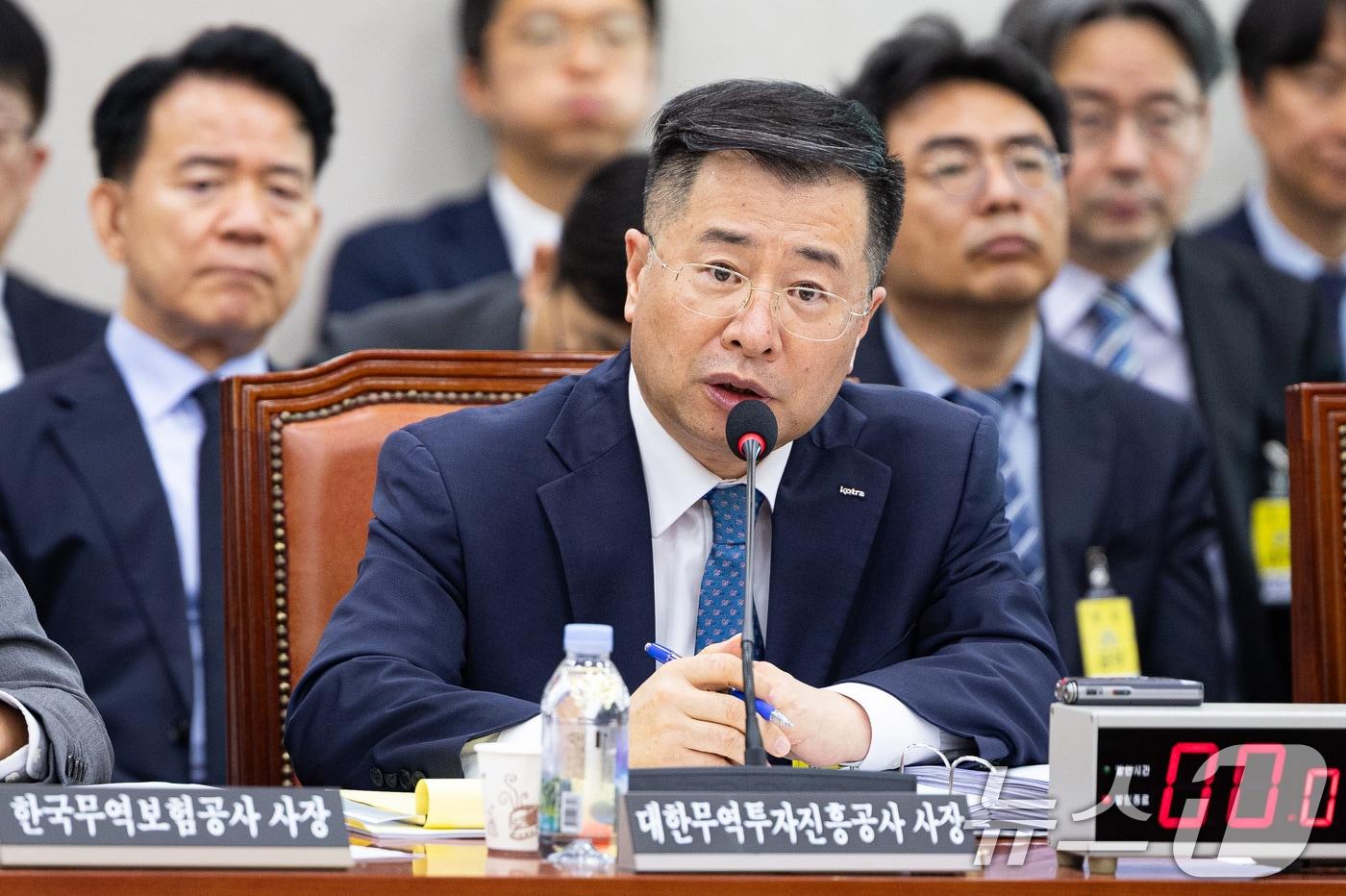 본문 이미지 - 강경성 대한무역투자진흥공사(코트라) 사장이 16일 서울 여의도 국회에서 열린 교산업통상자원중소벤처기업위원회의 대한무역투자진흥공사 등에 대한 국정감사에서 의원 질의에 답하고 있다. 2025.10.16 ⓒ 뉴스1 유승관 기자