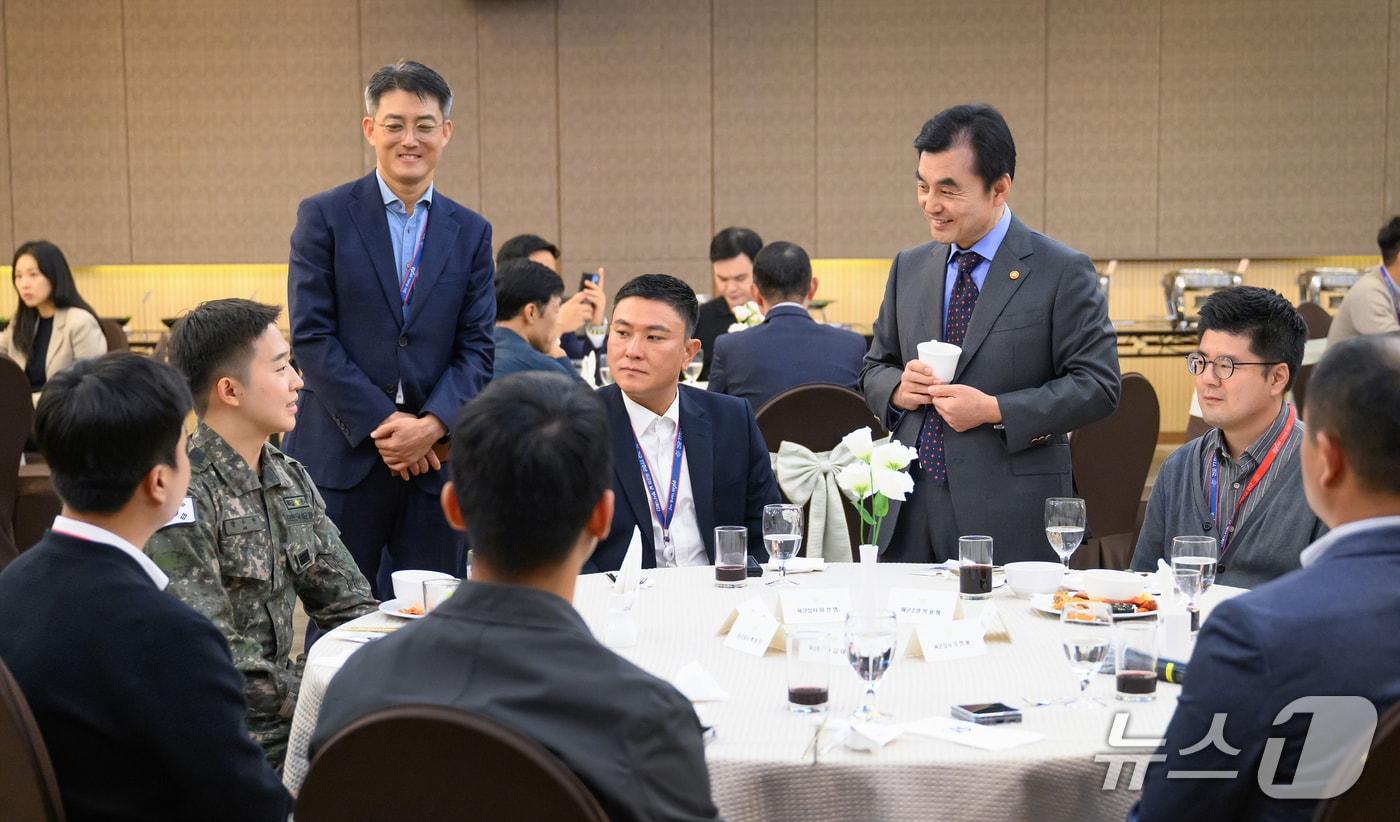 안규백 국방부 장관이 16일 국군의날 행사기획단 소속 장병들과 오찬을 가졌다.(국방부 제공)