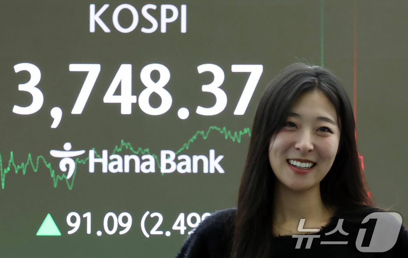코스피가 한미 무역협상 최종 타결 기대감에 사상 최고치를 새로 쓴 16일 오후 서울 중구 하나은행 본점 딜링룸 전광판에 증시 종가가 표시되고 있다. 이날 코스피는 전 거래일 대비 91.09포인트&#40;2.49%&#41; 상승한 3,748.37, 코스닥은 0.69포인트&#40;0.08%&#41; 상승한 865.41으로 장을 마쳤다. 오후 3시 30분 서울외환시장에서 달러·원 환율은 하락세를 보이고 있다. 2025.10.16/뉴스1 ⓒ News1 박정호 기자