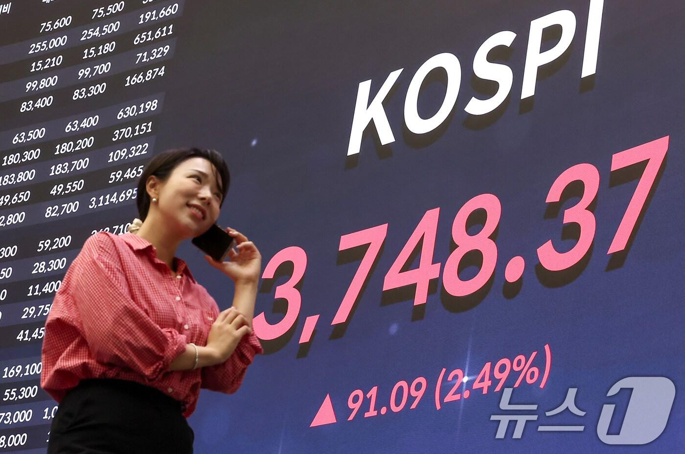 서울 여의도 한국거래소 현황판에 종가가 나오고 있다. /뉴스1 ⓒ News1 김성진 기자