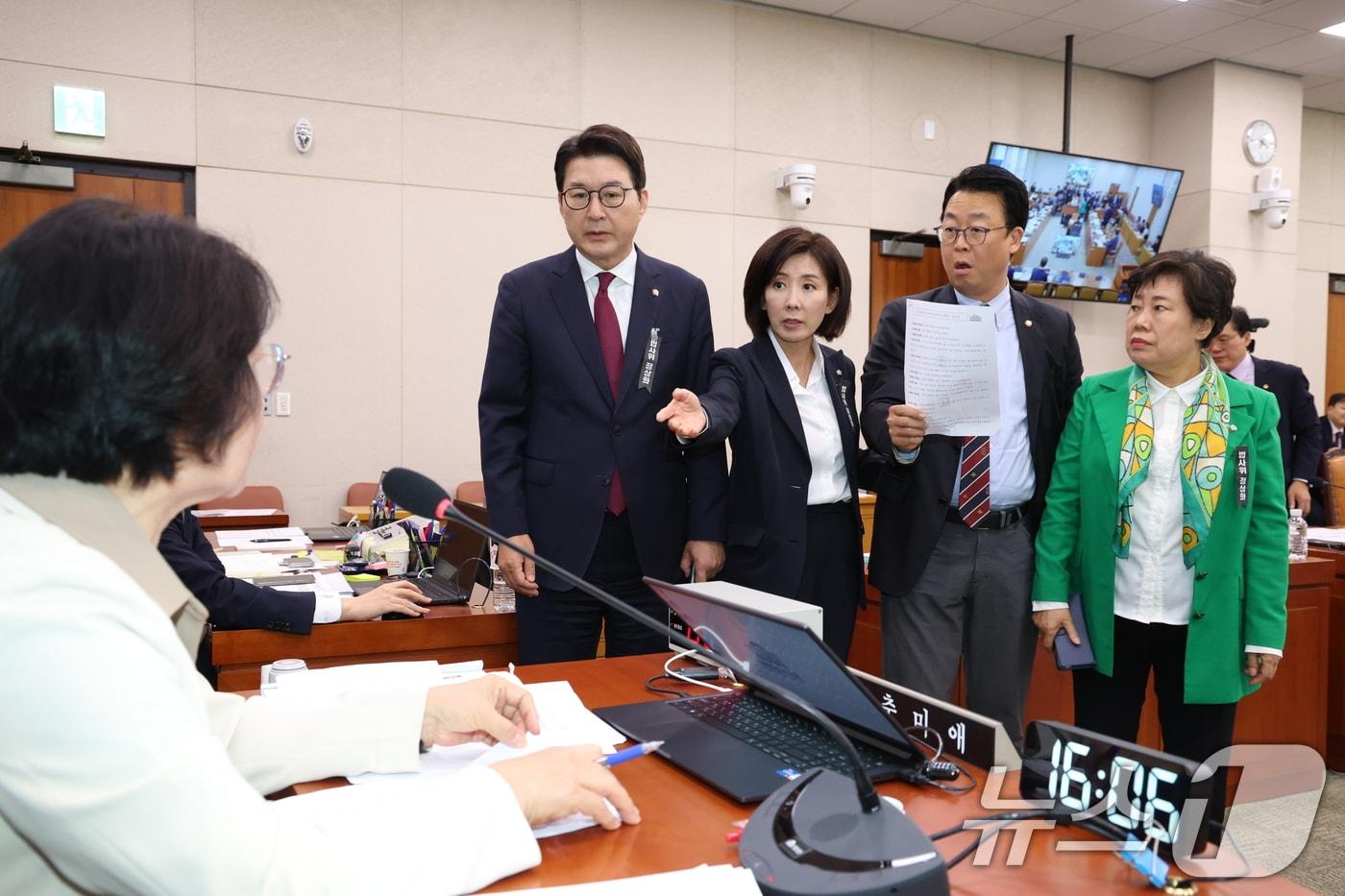 지난 16일 서울 여의도 국회에서 열린 법제사법위원회 감사원 등에 대한 국정감사에서 신동욱, 나경원, 곽규택, 조배숙 국민의힘 의원이 의사 진행 관련 추미애 위원장에게 항의하고 있다. 2025.10.16/뉴스1 ⓒ News1 이승배 기자