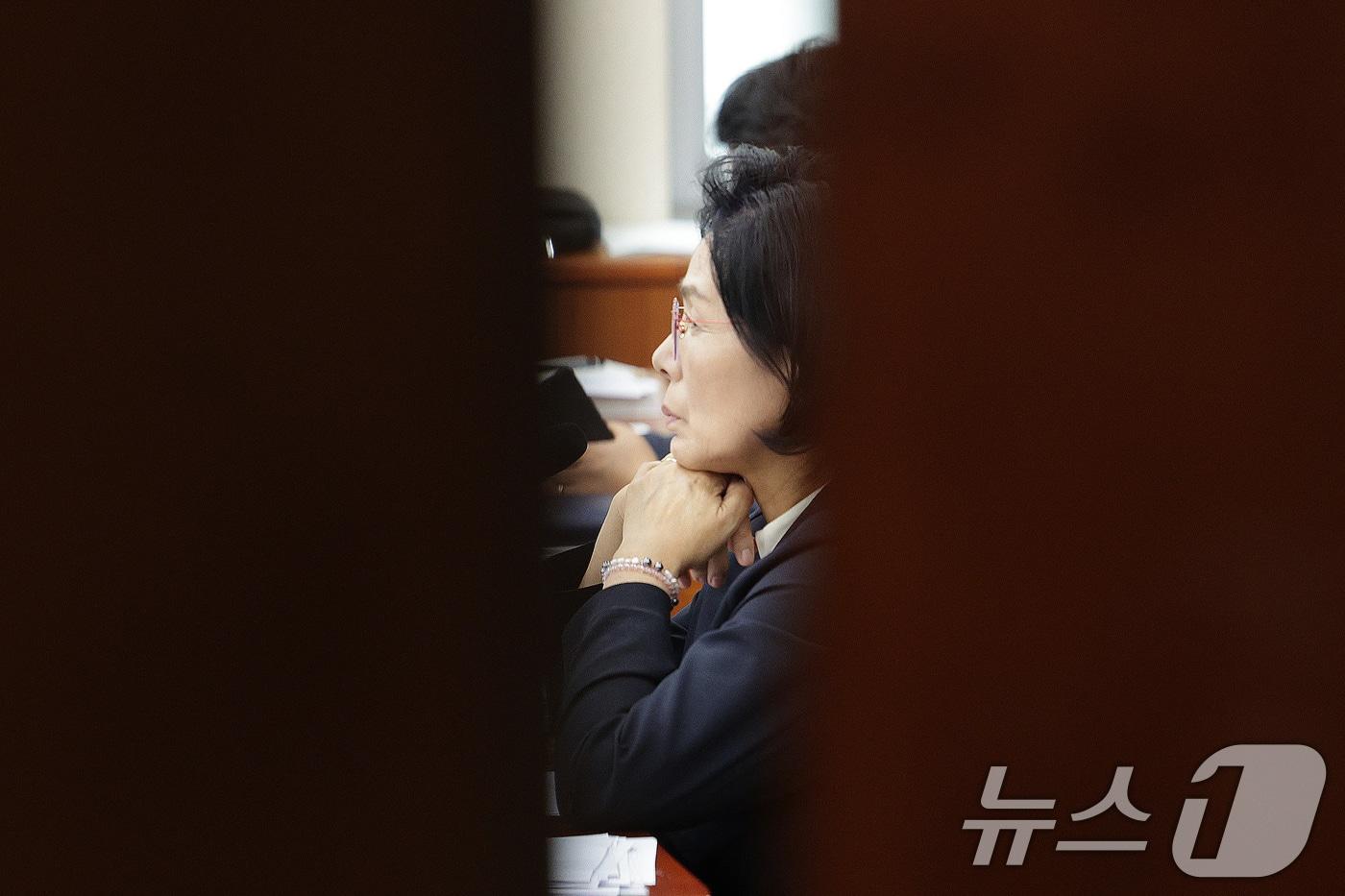 최민희 위원장이 16일 서울 여의도 국회 과학기술정보방송통신위원회에서 열린 원자력안전위원회 등에 대한 국정감사에서 취재진 퇴장을 명령한 뒤 비공개로 회의를 진행하고 있다. 2025.10.16/뉴스1 ⓒ News1 신웅수 기자