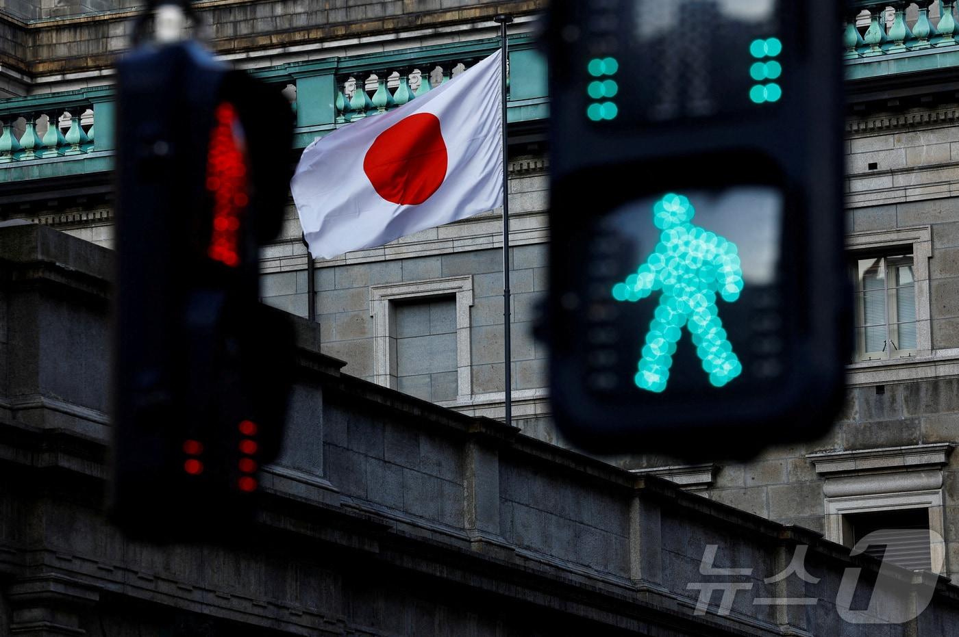 일본 도쿄 일본은행 본부 건물 위에 일장기가 휘날리고 있다. &#40;자료사진&#41; 2025.1.23 ⓒ 로이터=뉴스1 ⓒ News1 강민경 기자