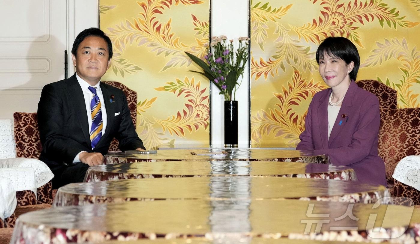 본문 이미지 - 다카이치 사나에 일본 자민당 총재(오른쪽)와 다마키 유이치로 국민민주당 대표가 15일 일본 도쿄 국회의사당에서 만나 대화하고 있다. 2025.10.15 ⓒ 로이터=뉴스1 